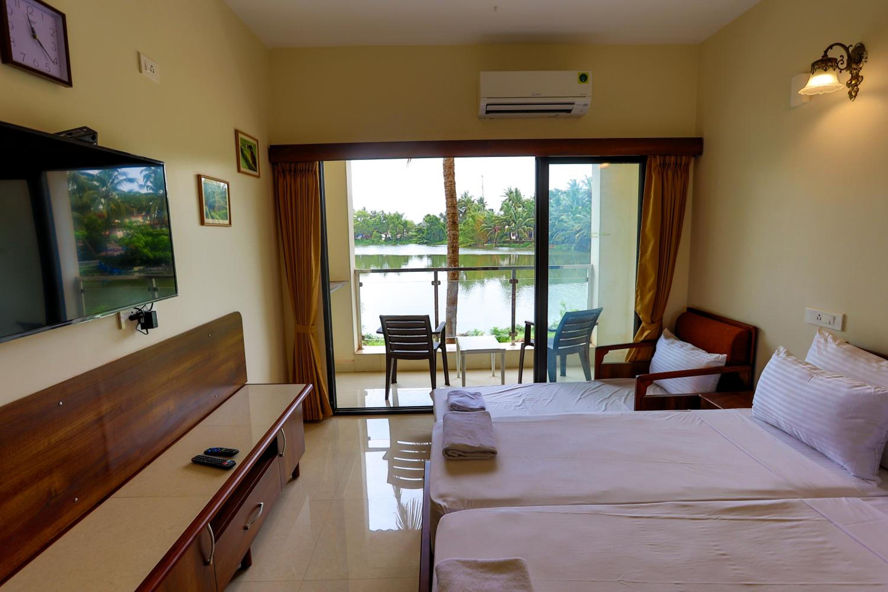 Deluxe Room with Lake View - Photo 7