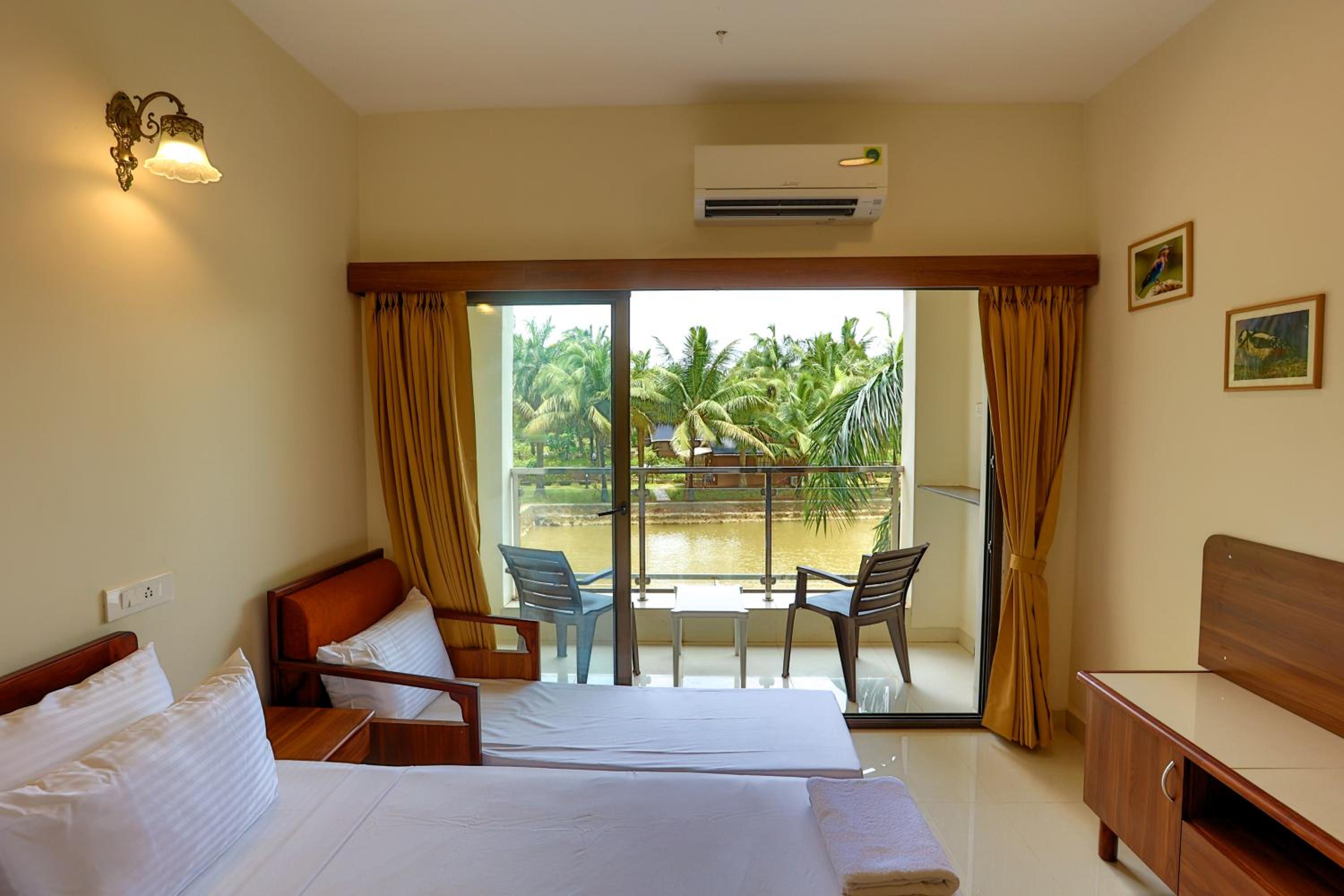 Deluxe Room with Lake View - Photo 5