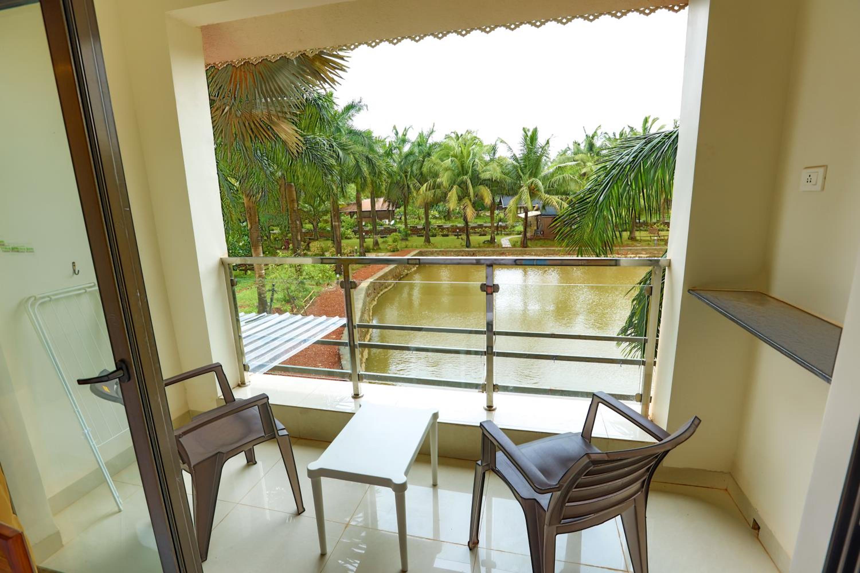 Deluxe Room with Lake View - Photo 6