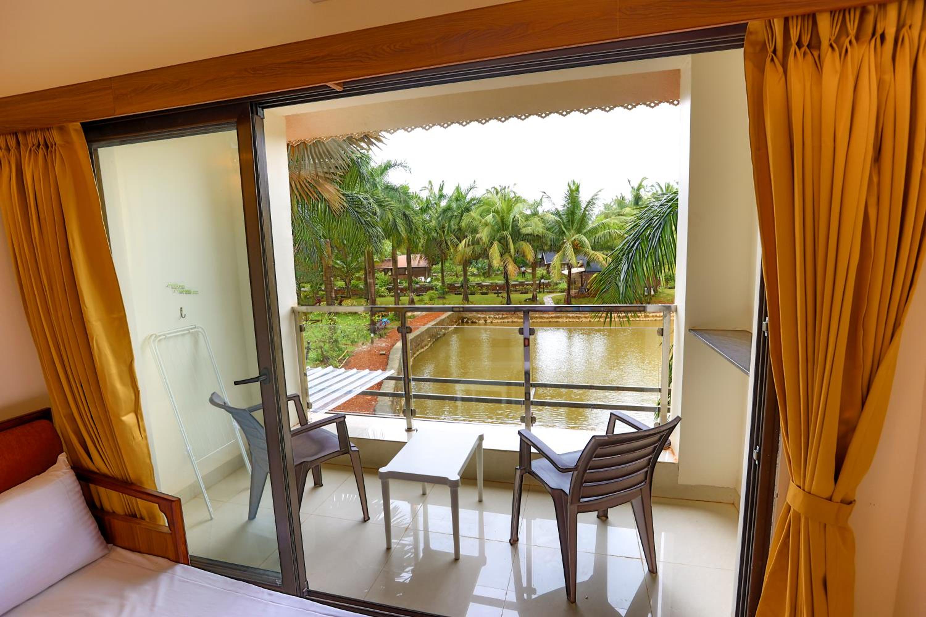 Deluxe Room with Lake View - Photo 3