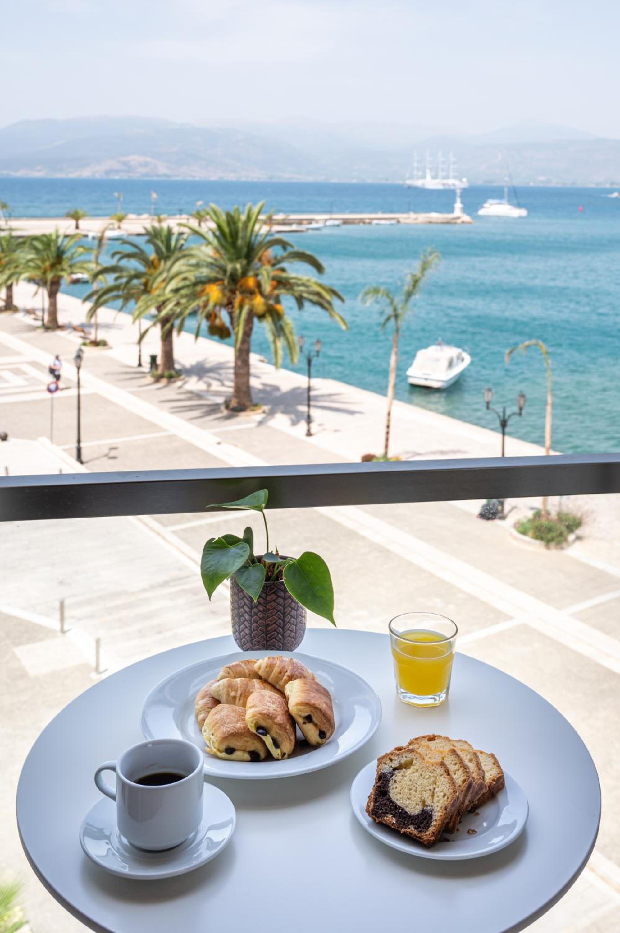 Standard Double or Twin Room with Side Sea View - Photo 7
