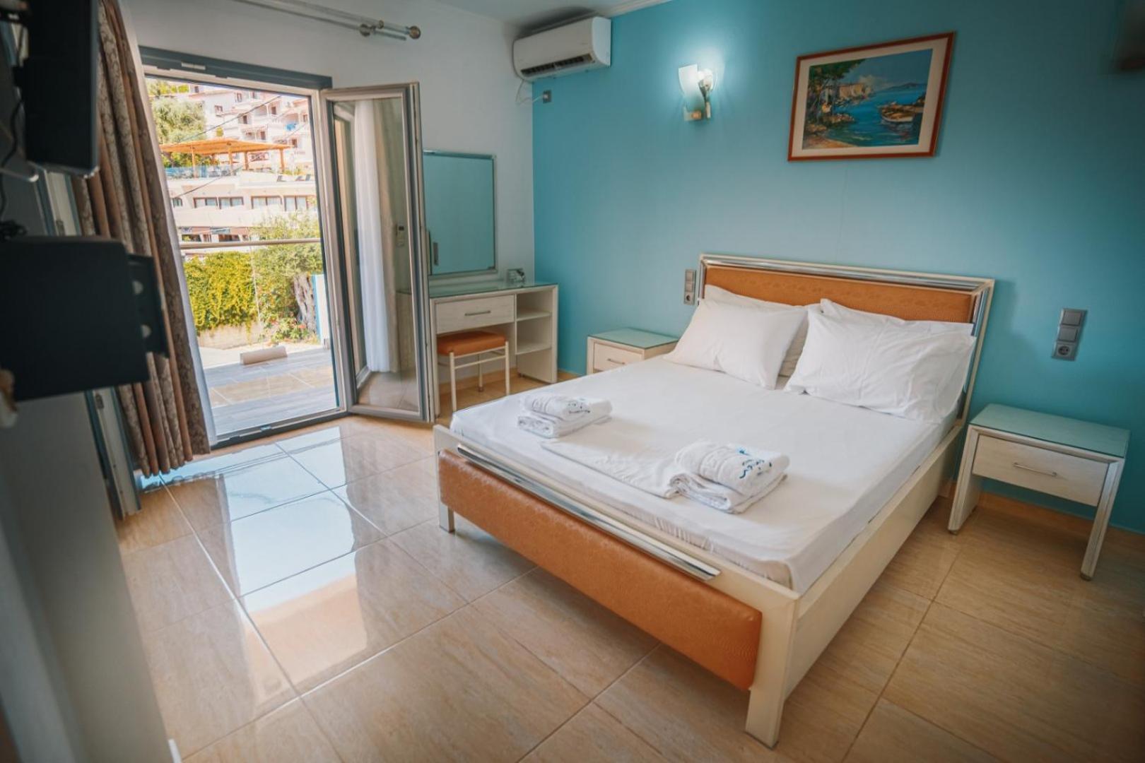 Deluxe Double Room with Side Sea View