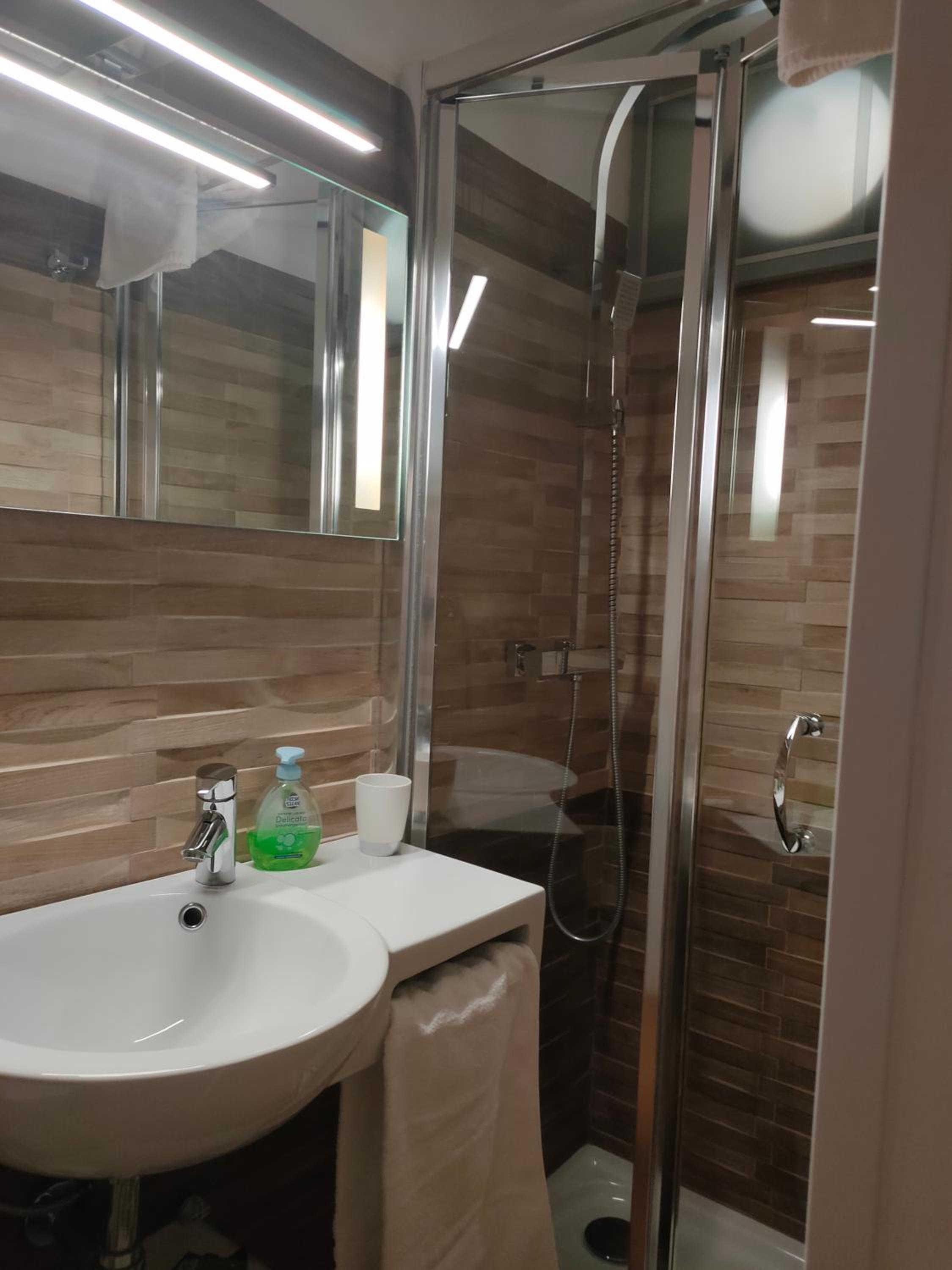 Double Room - Photo 5