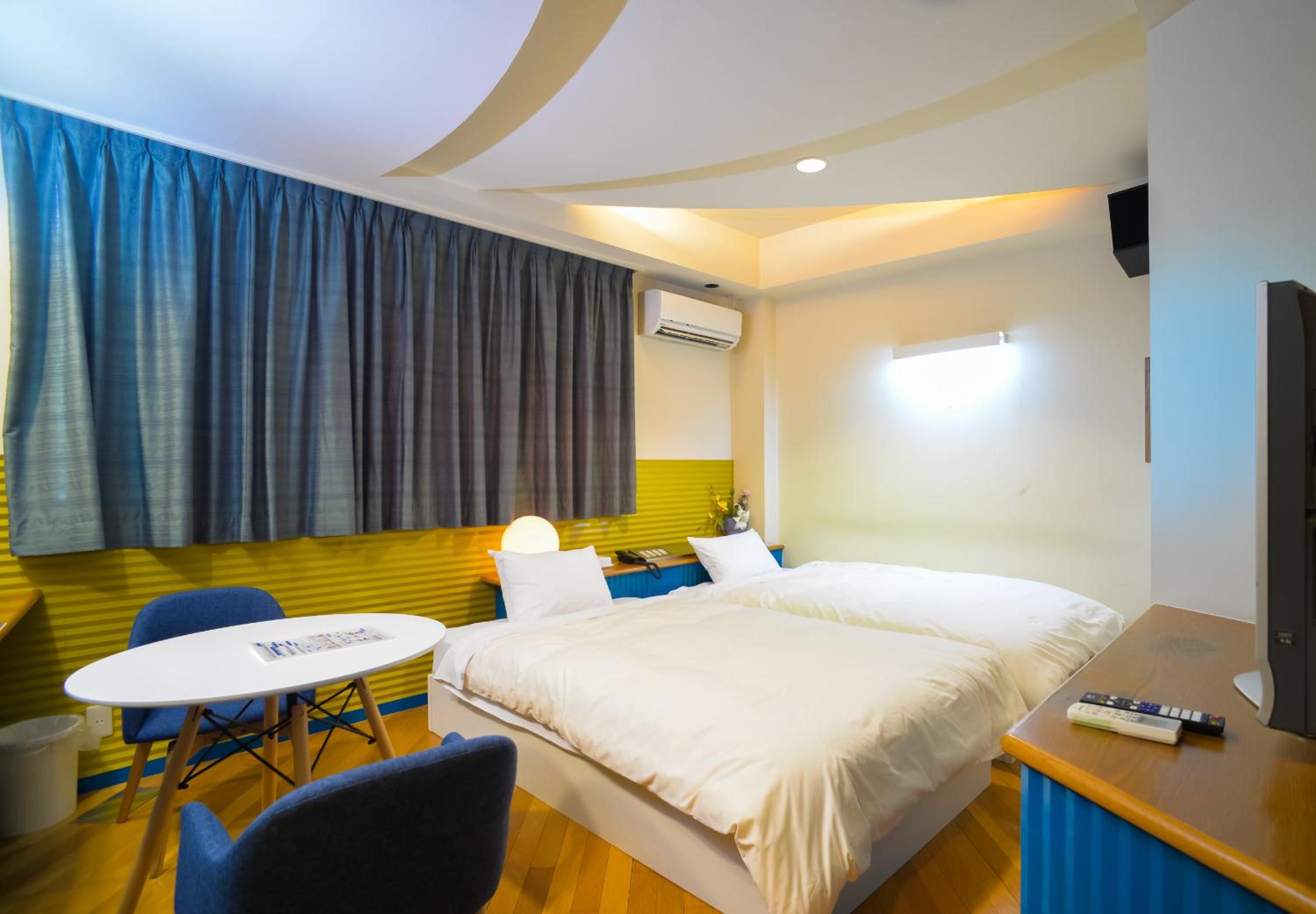 Twin Room with Bathroom - Photo 3