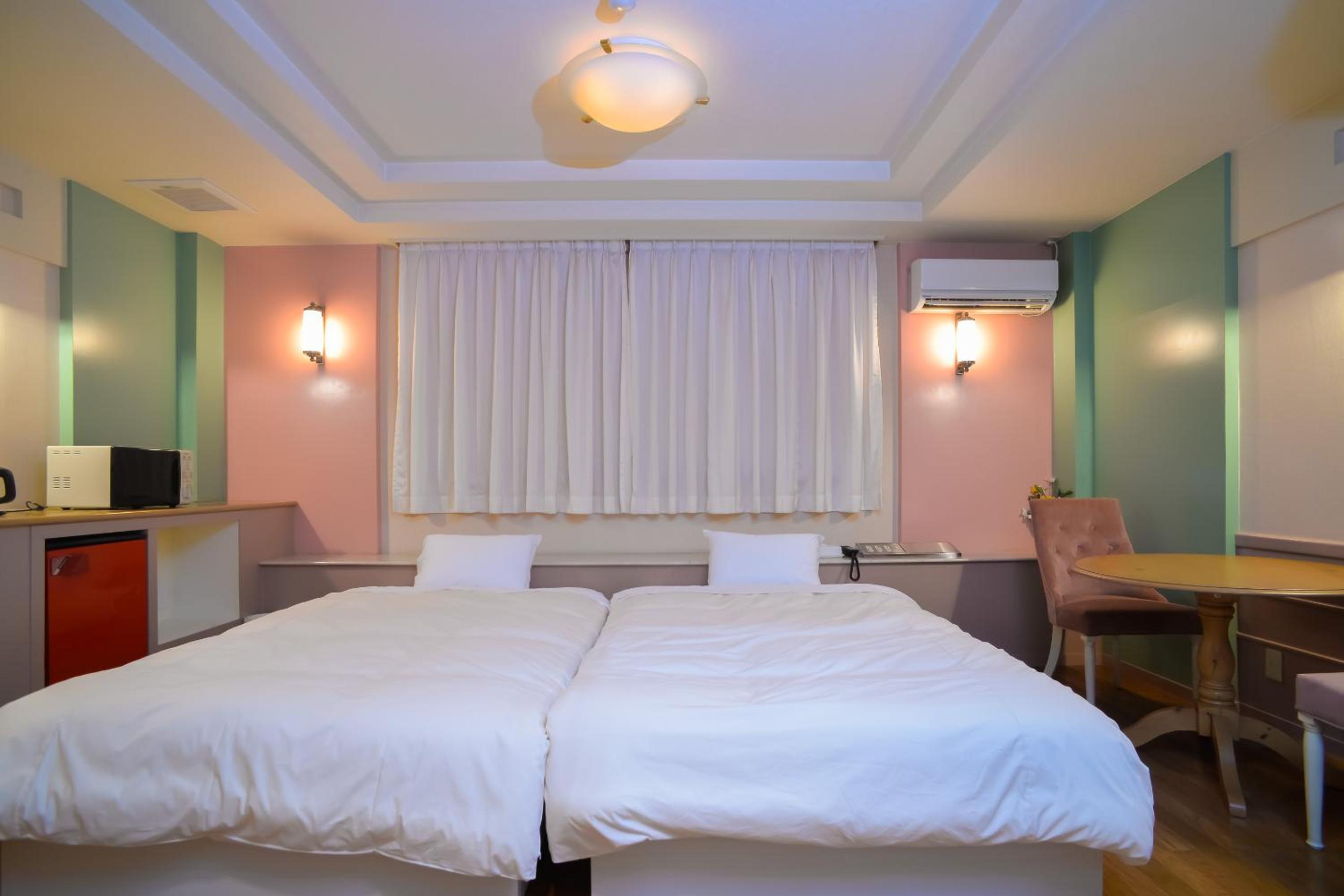 Twin Room with Bathroom - Photo 1
