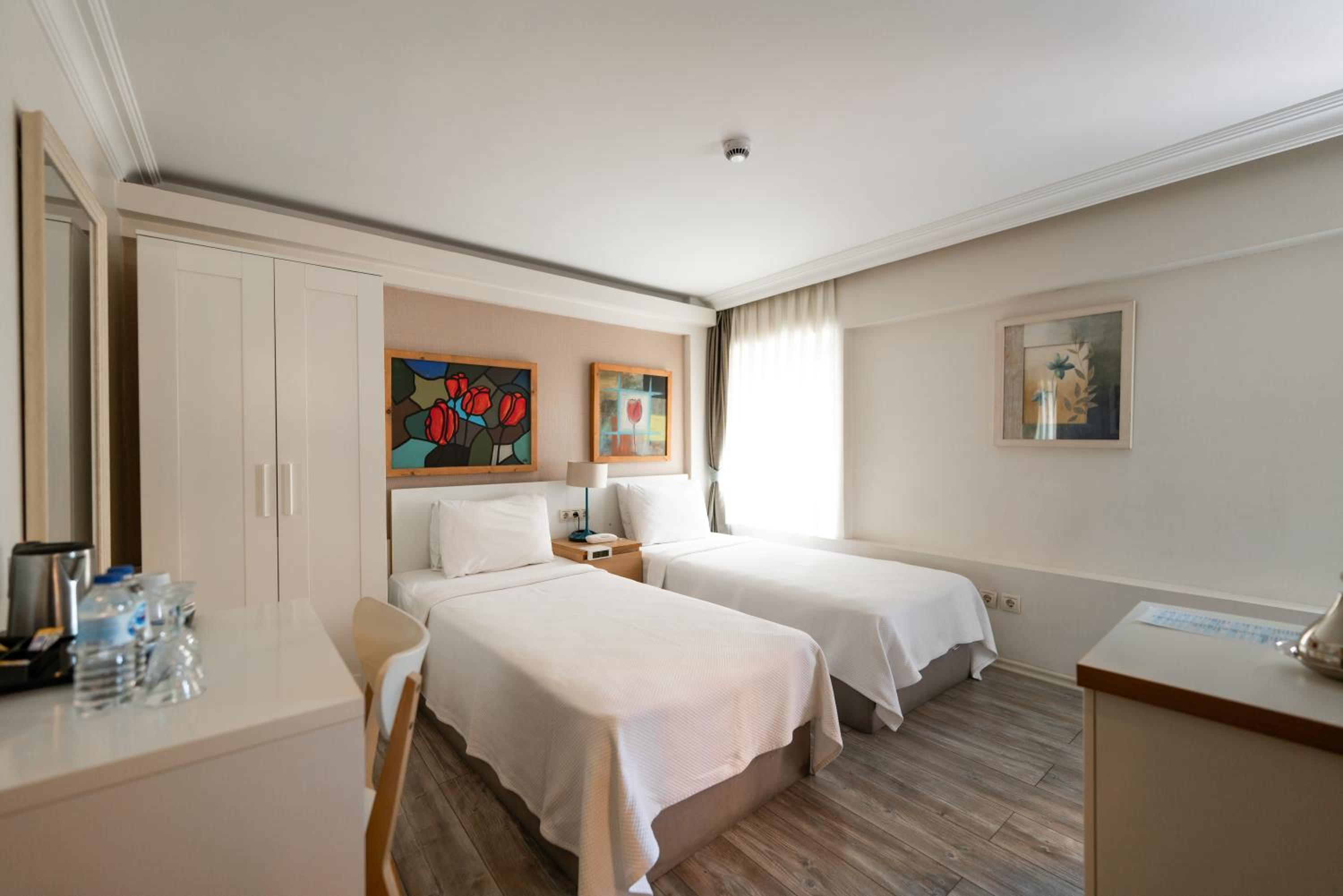Economy Twin Room photo 2