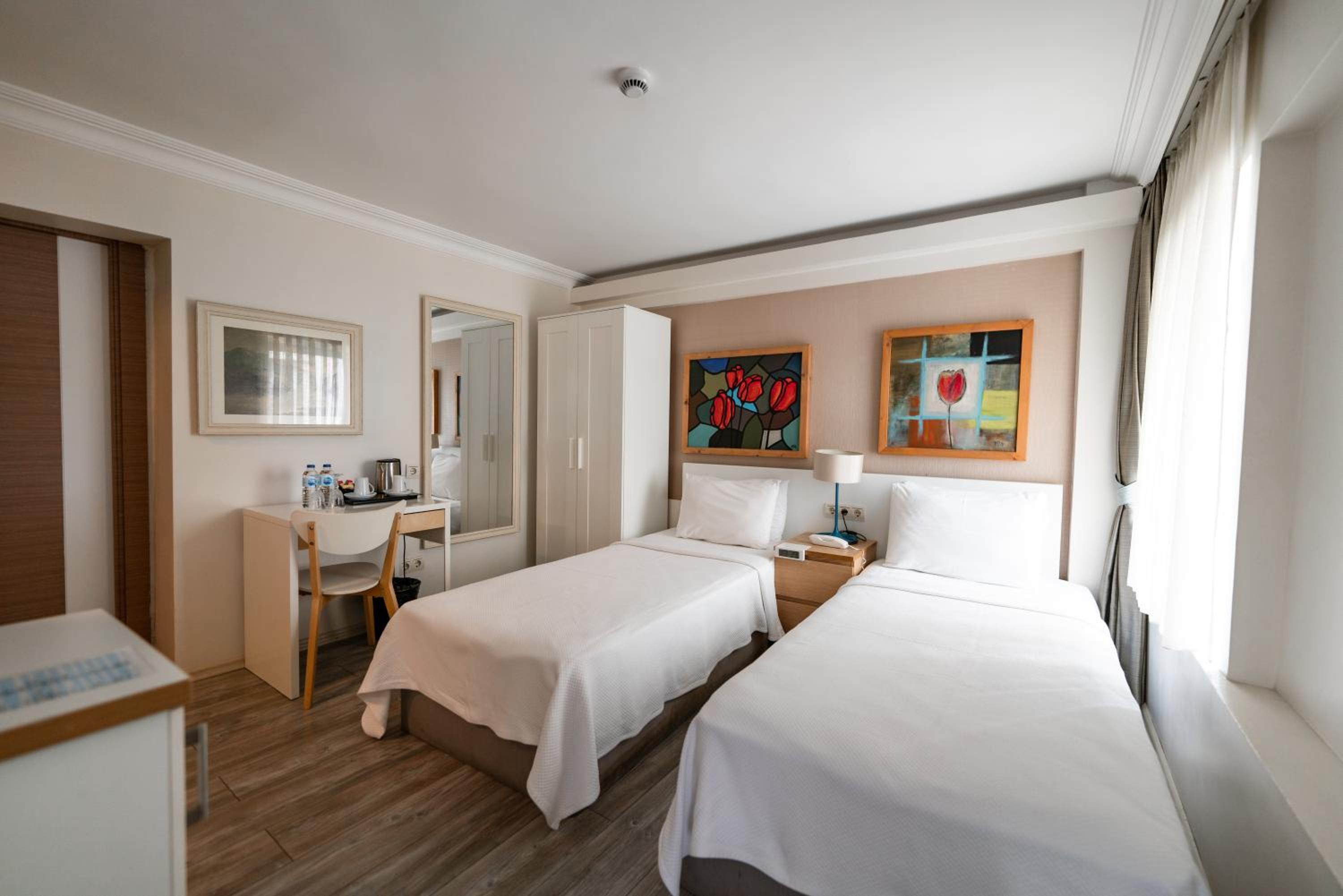 Economy Twin Room photo 3