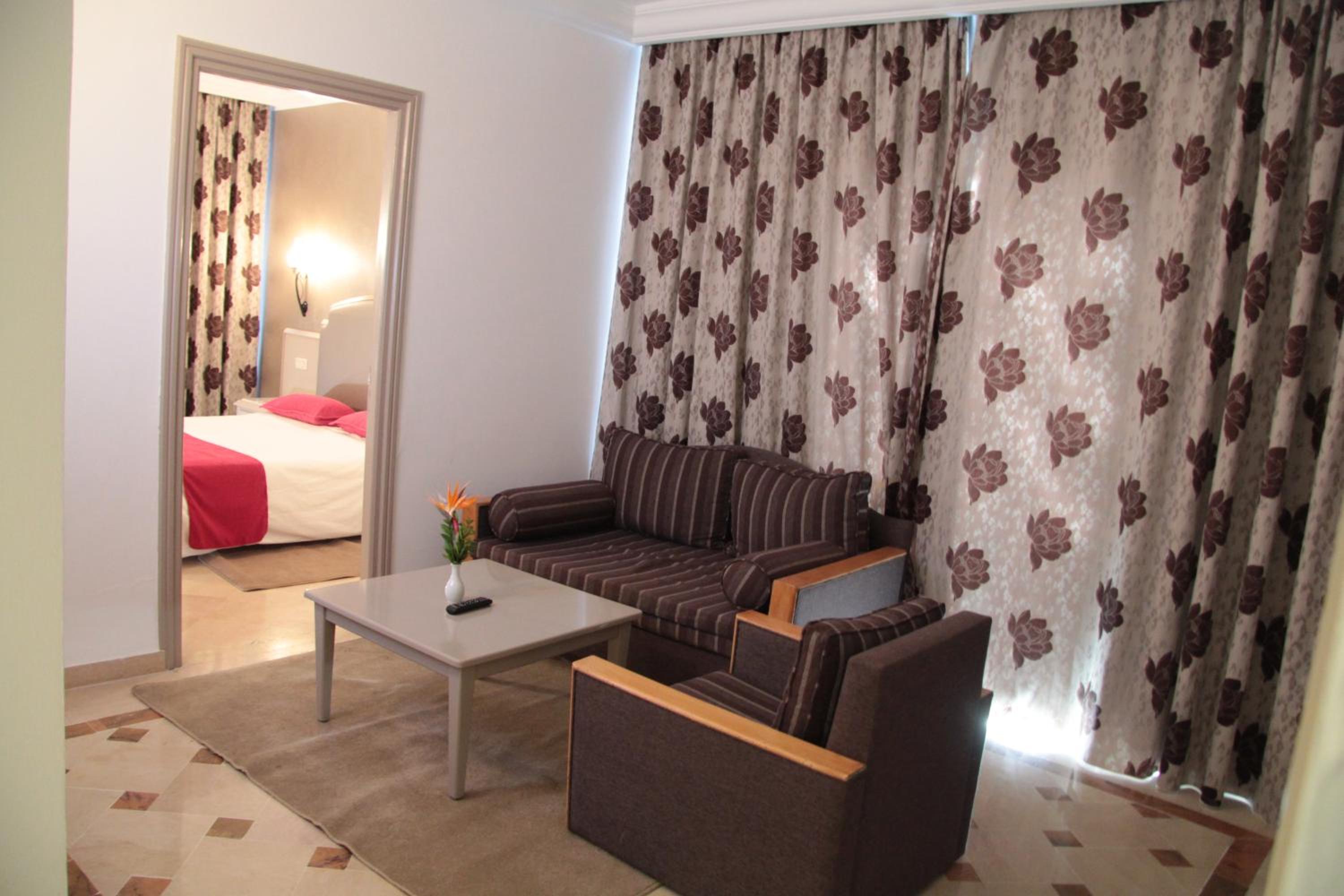 Family Room (2 Adults + 2 Children) - Photo 4