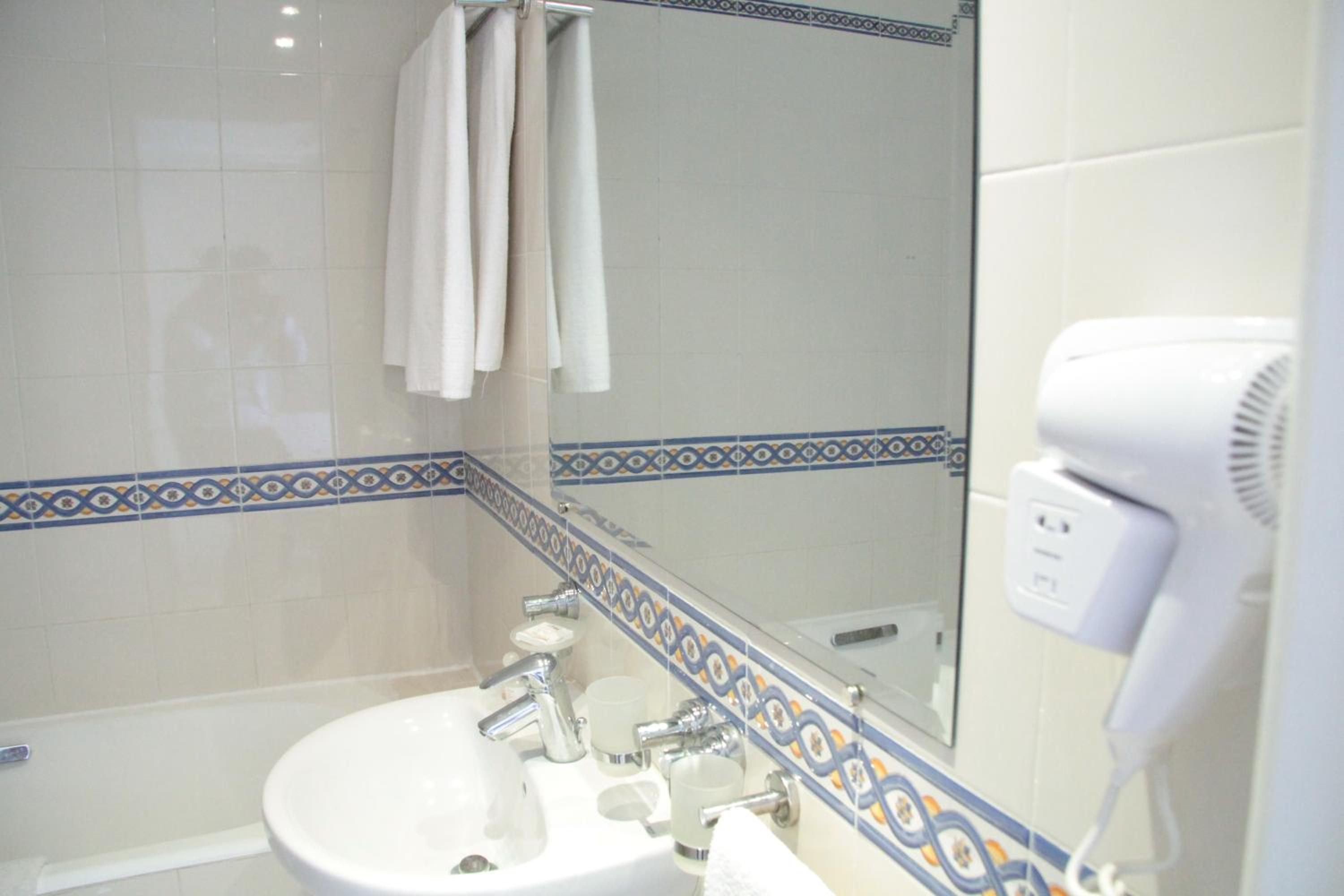 Standard Double Room - Photo 6