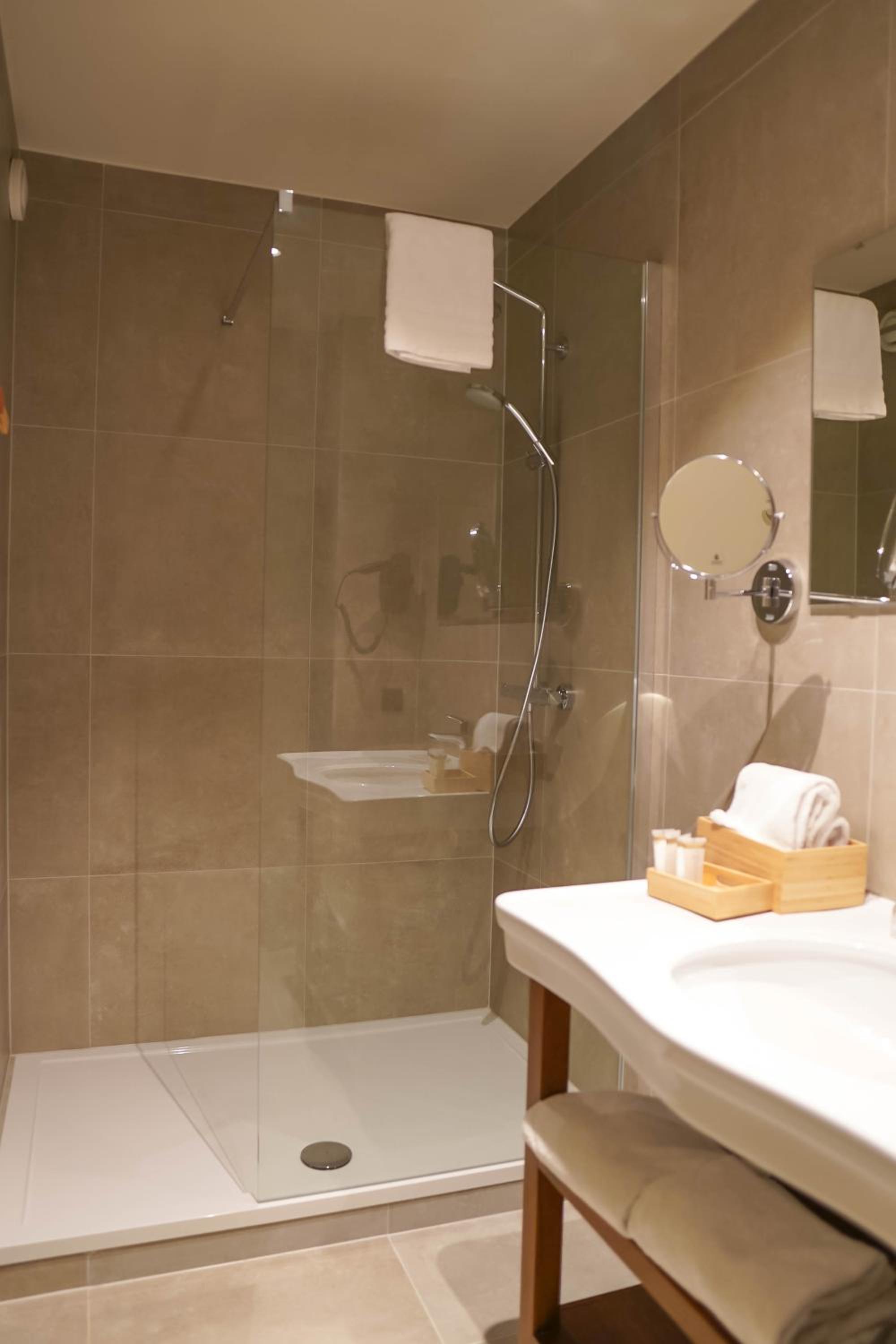 Standard Double or Twin Room - Photo 2