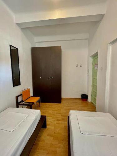 Standard Twin Room with Shared Bathroom photo 3