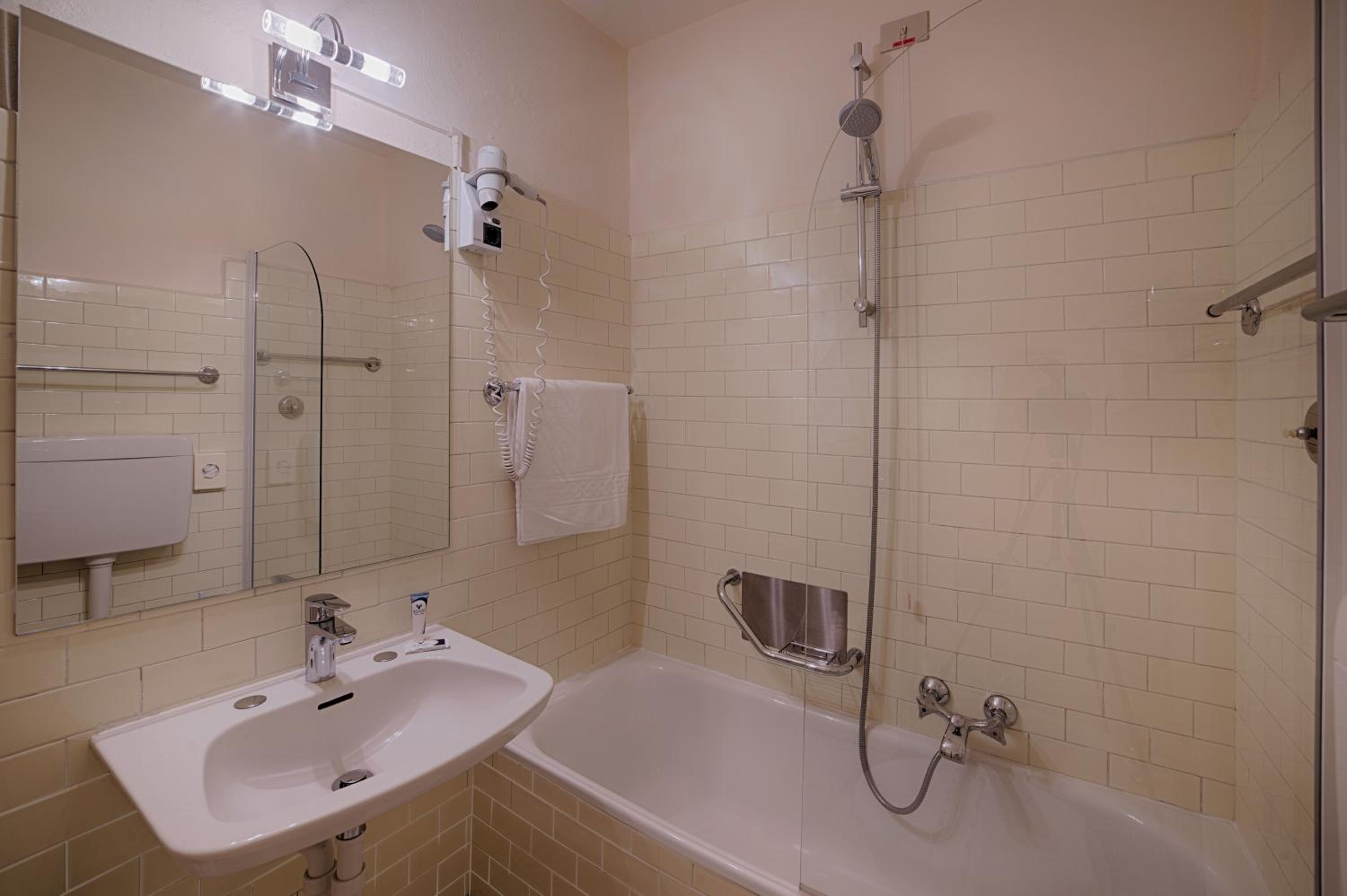 Economy Double  or Twin Room without Spa Access - Photo 6