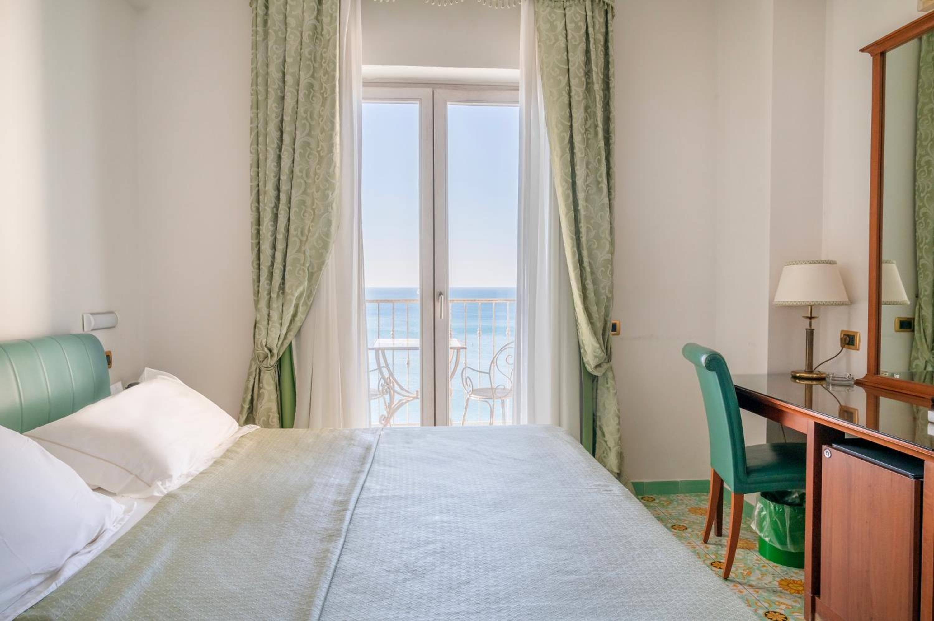Double or Twin Room with Partial Sea View - Photo 1