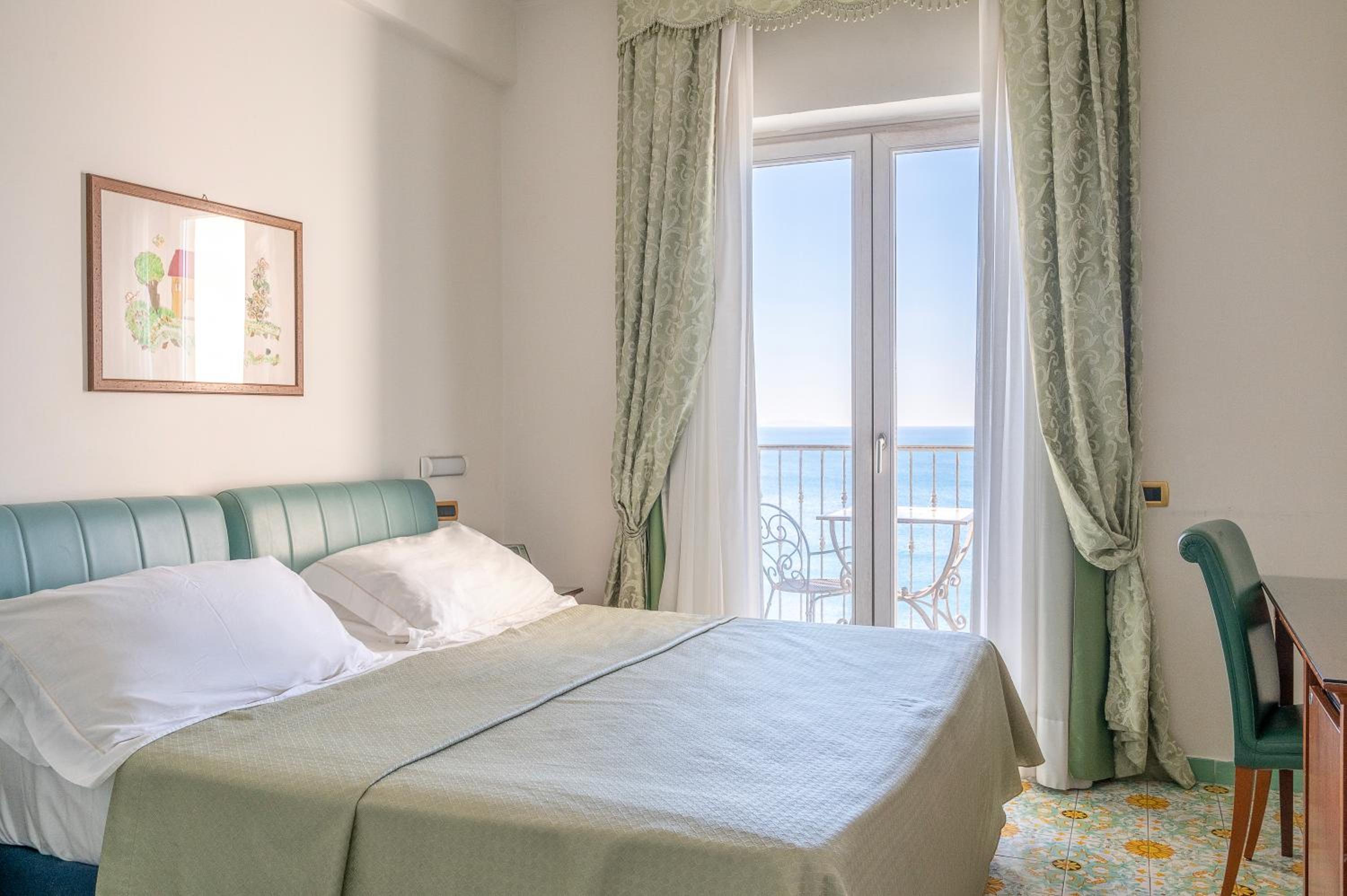 Double or Twin Room with Partial Sea View - Photo 8
