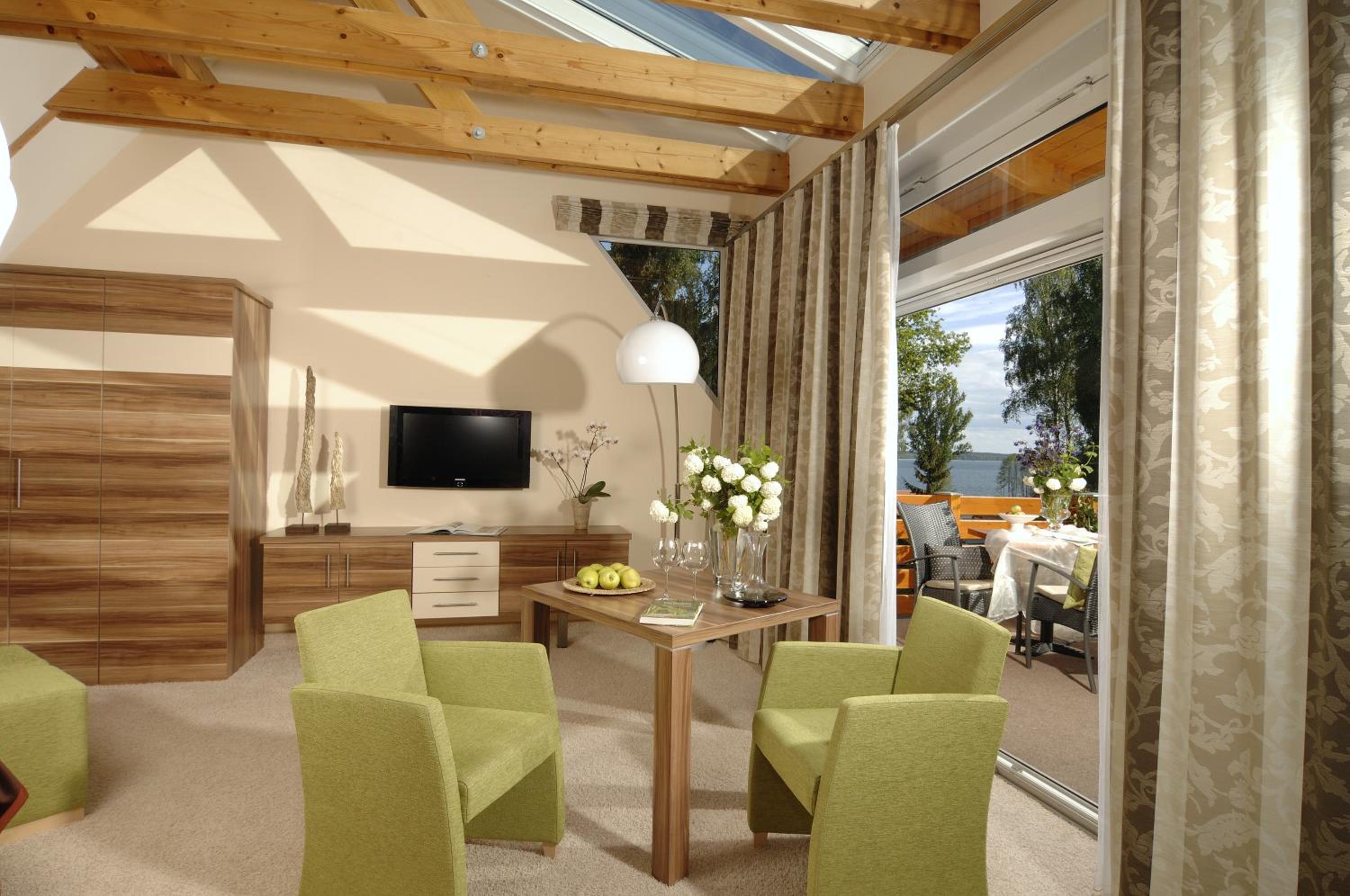 Studio Loft with Balcony and Lake View