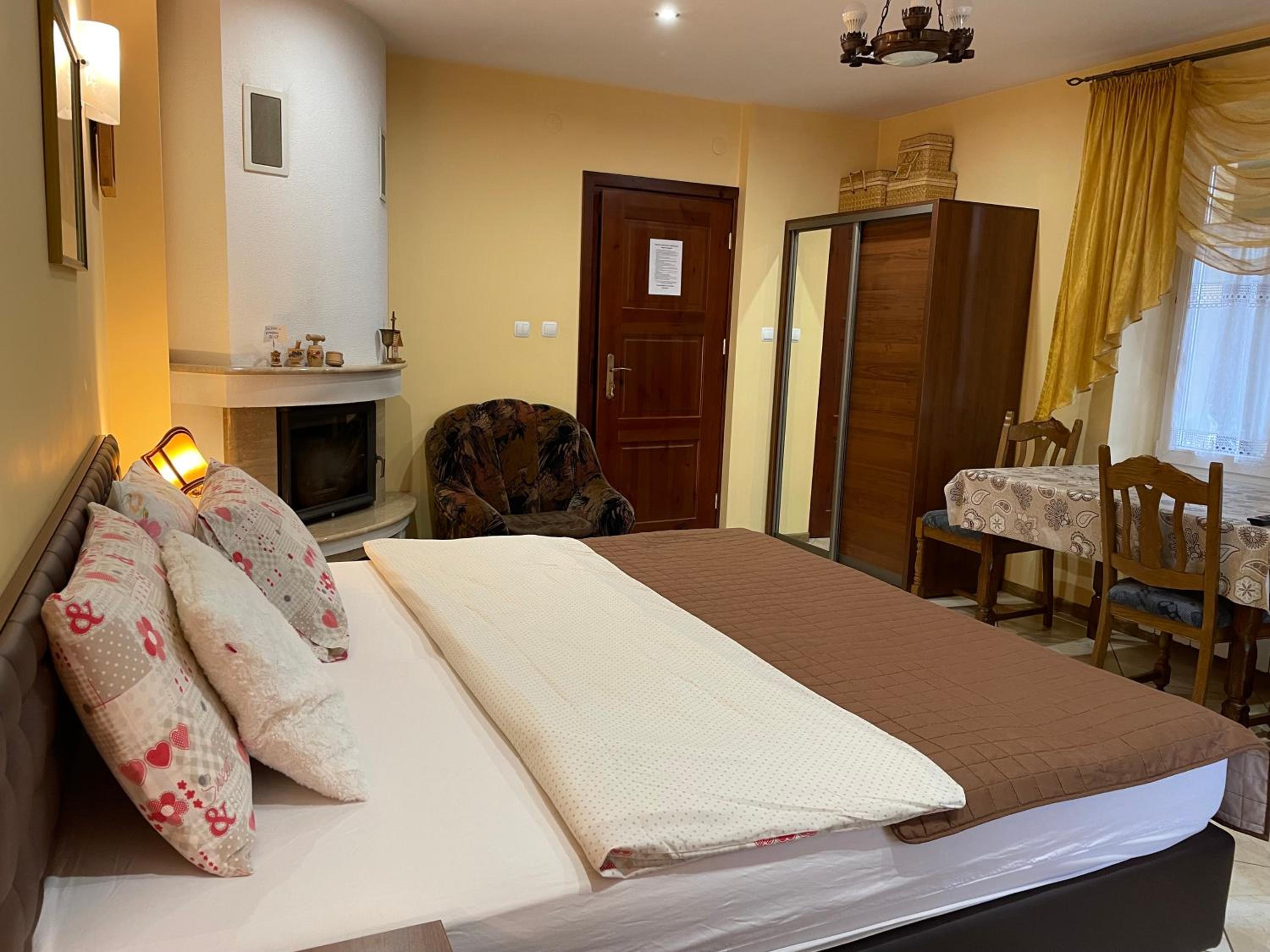 Triple Room with Private Bathroom photo 3