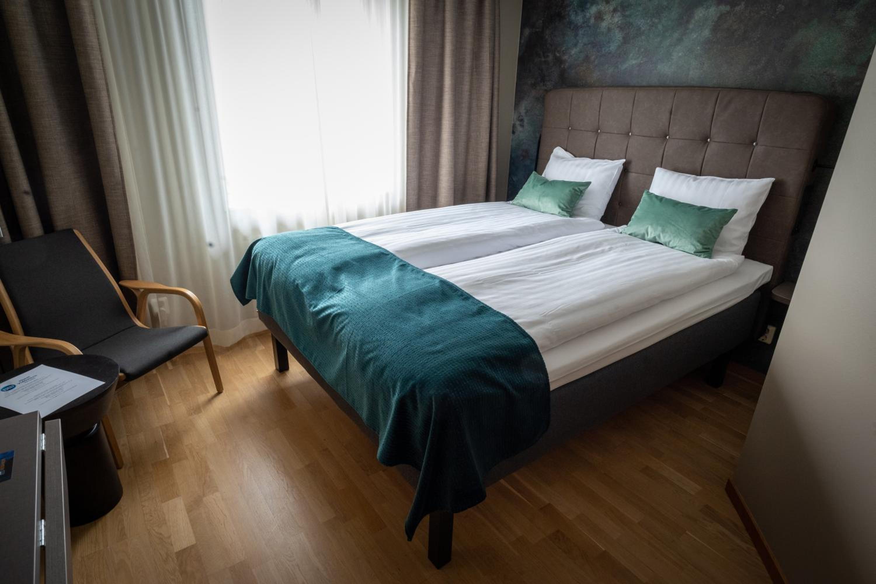 Standard Queen Room - Photo 7