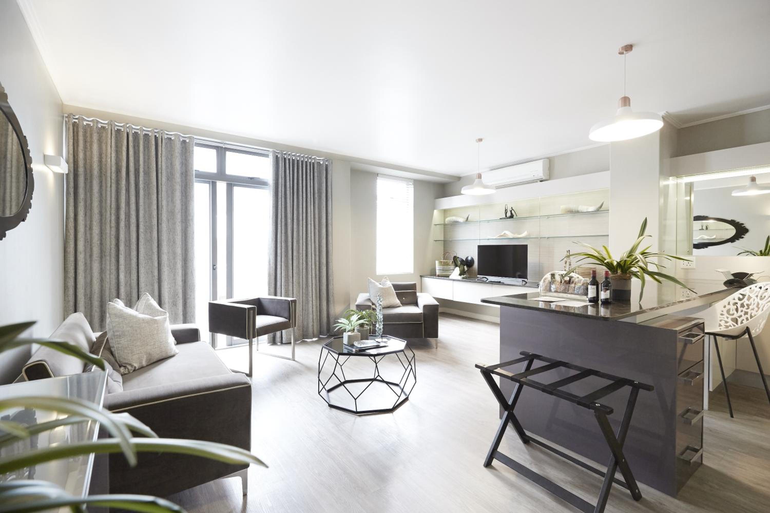 Deluxe Suite - Photo 3