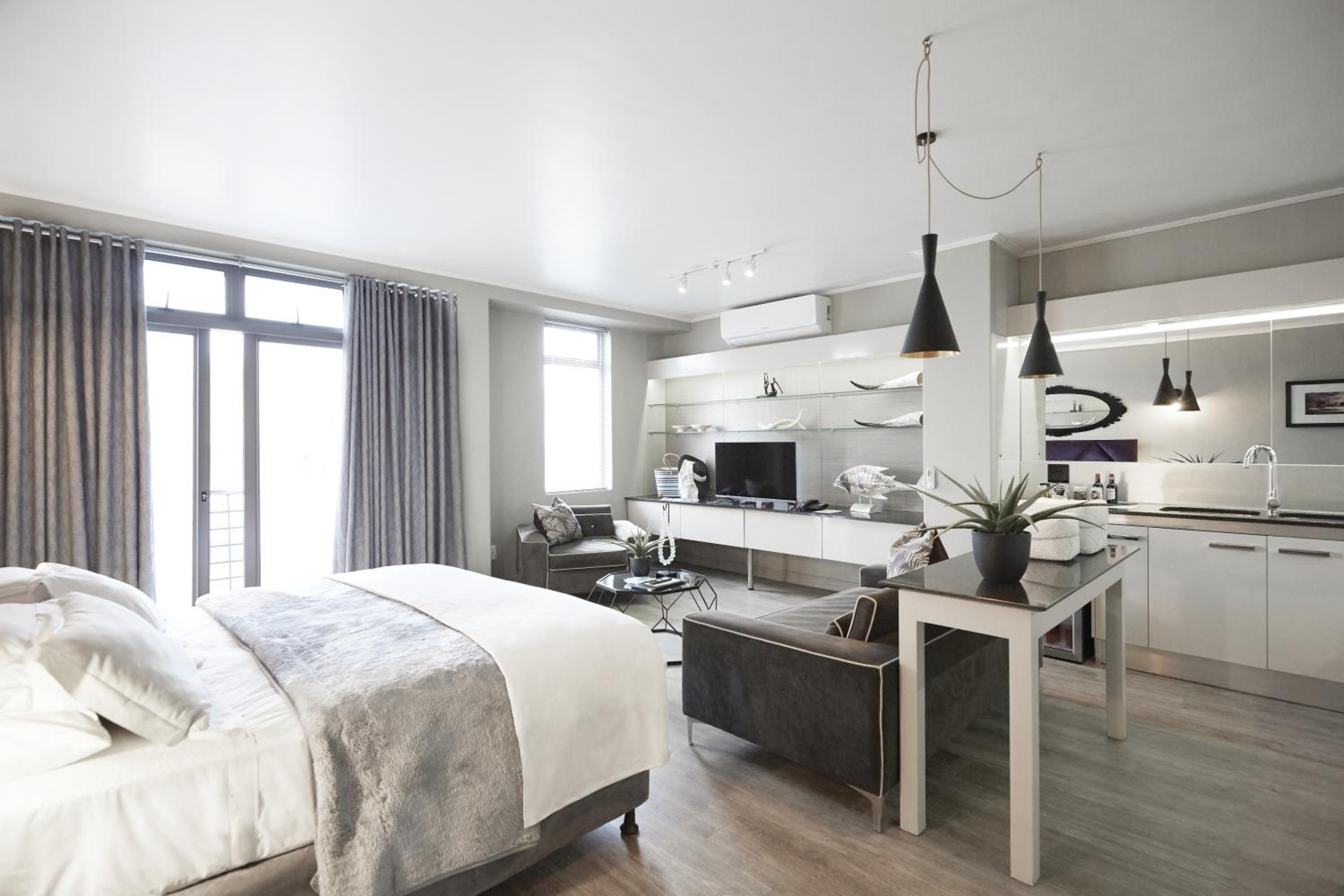 Executive Suite - Photo 6