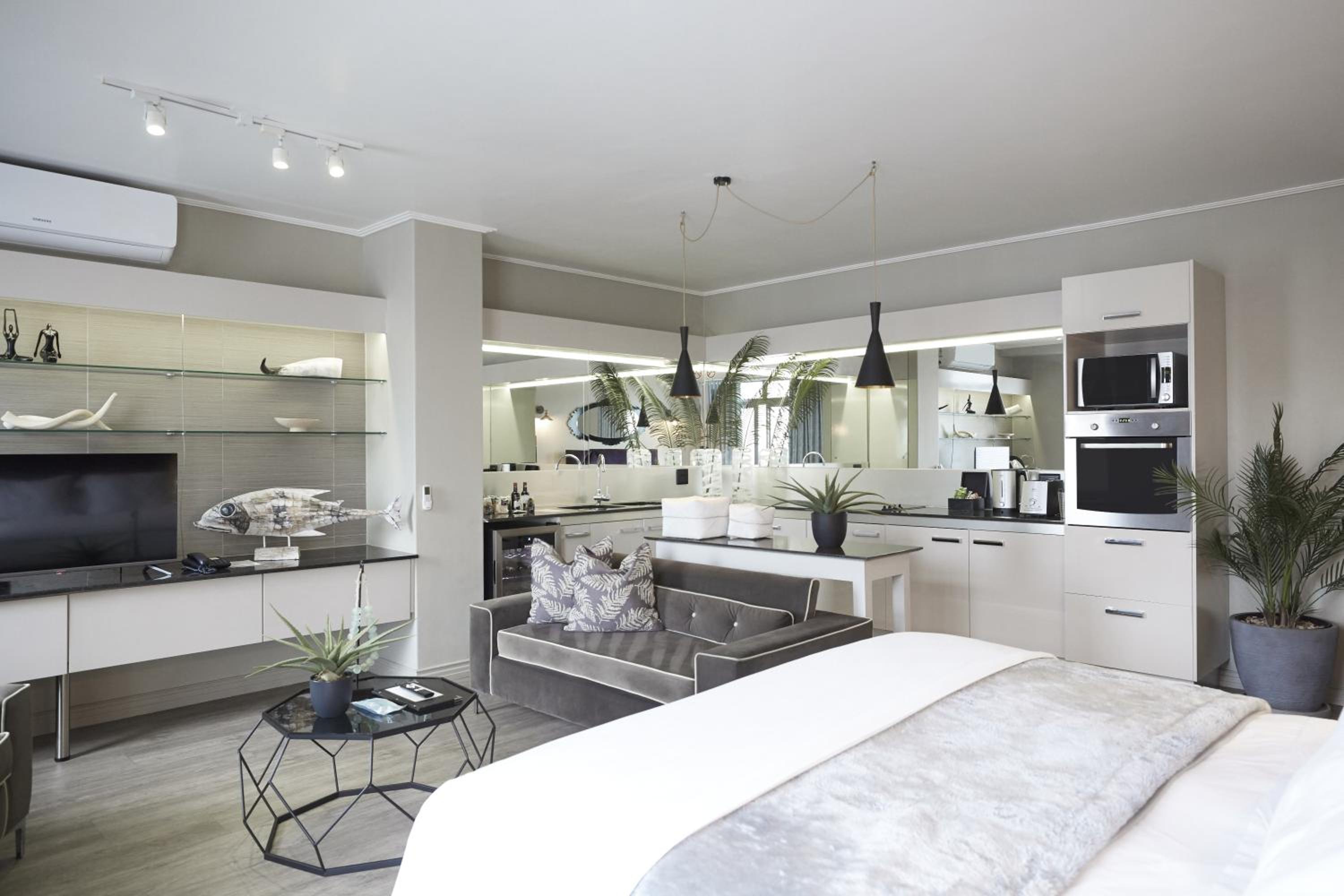 Executive Suite - Photo 7