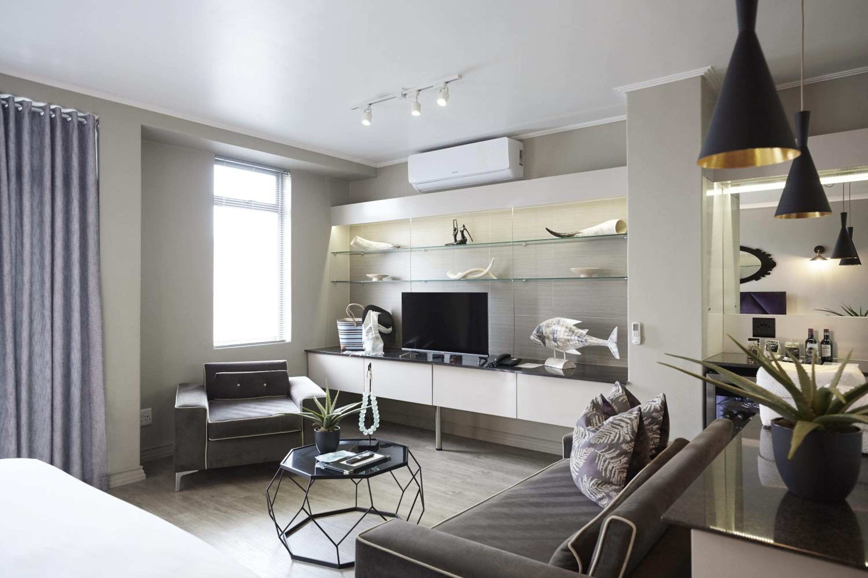 Executive Suite - Photo 5