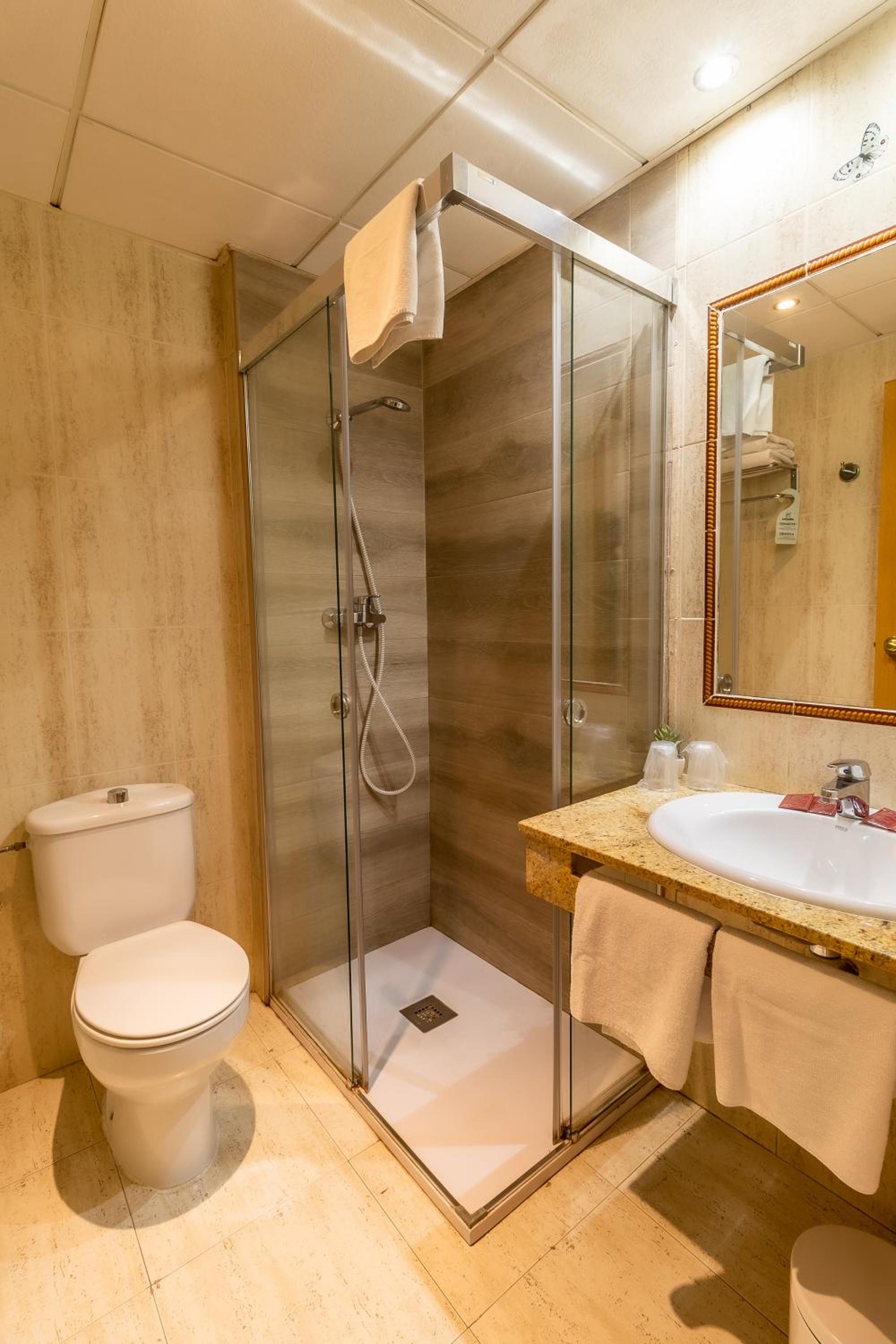 Double Room - Photo 7