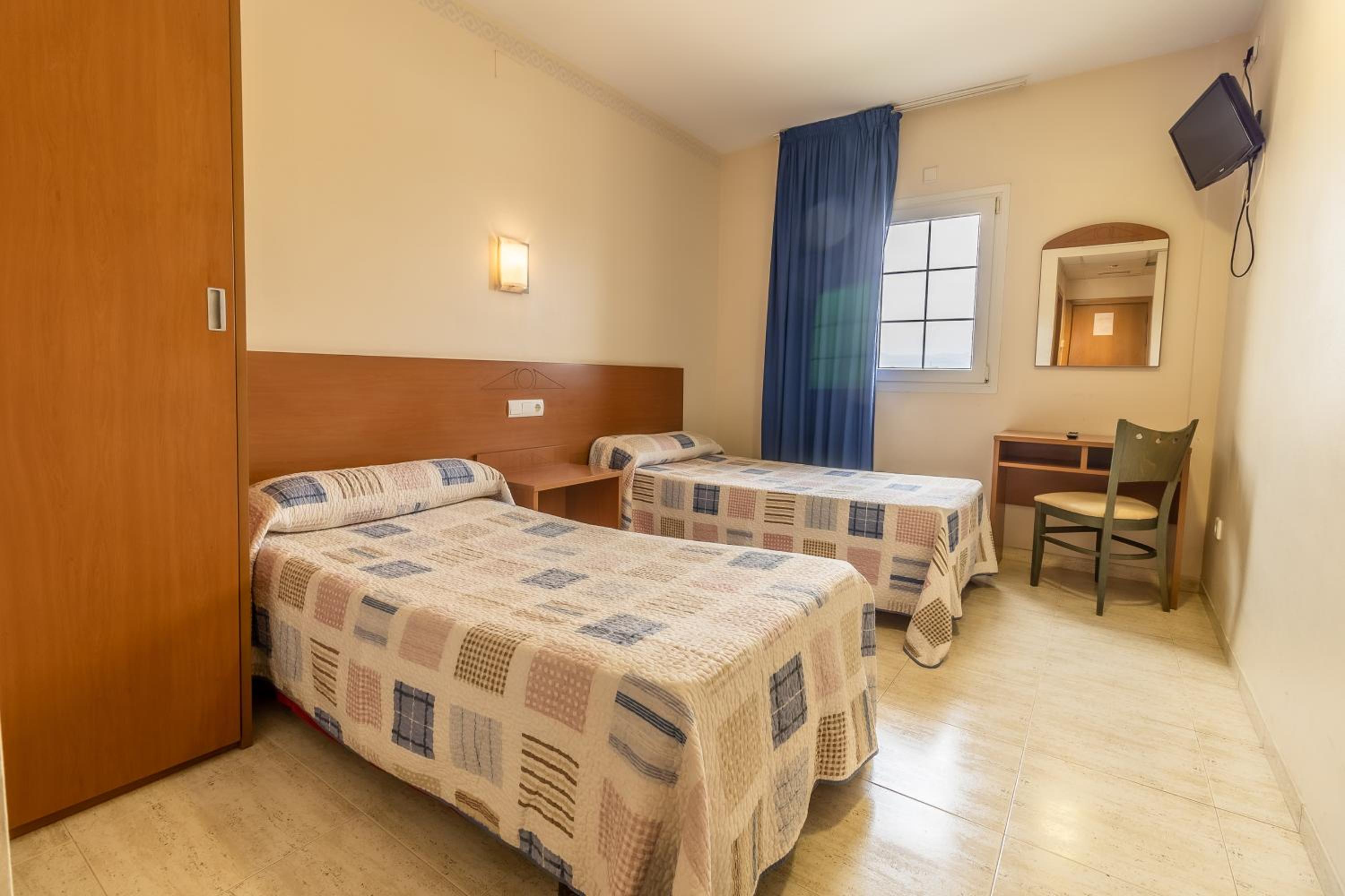 Twin Room - Photo 3