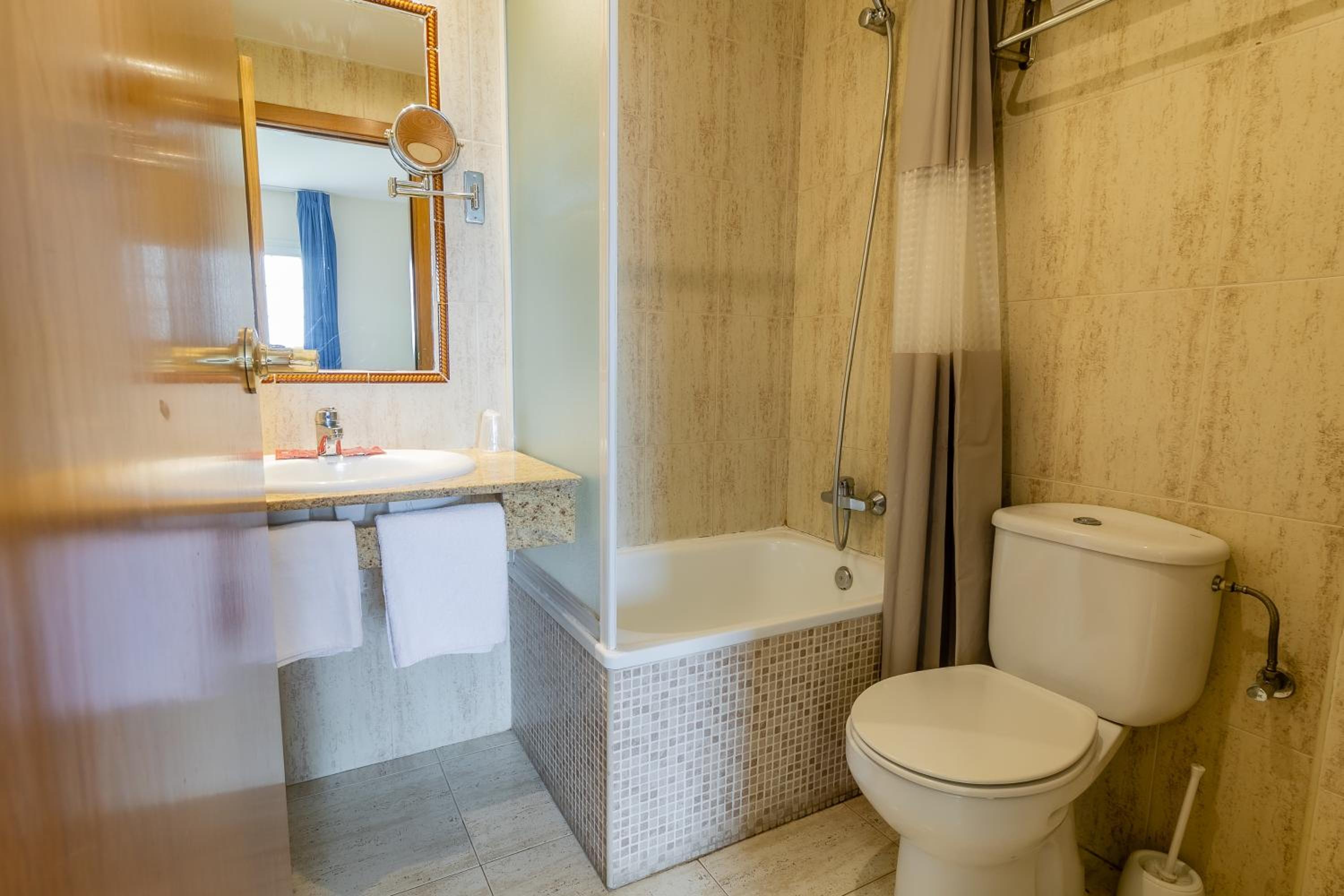 Twin Room - Photo 5