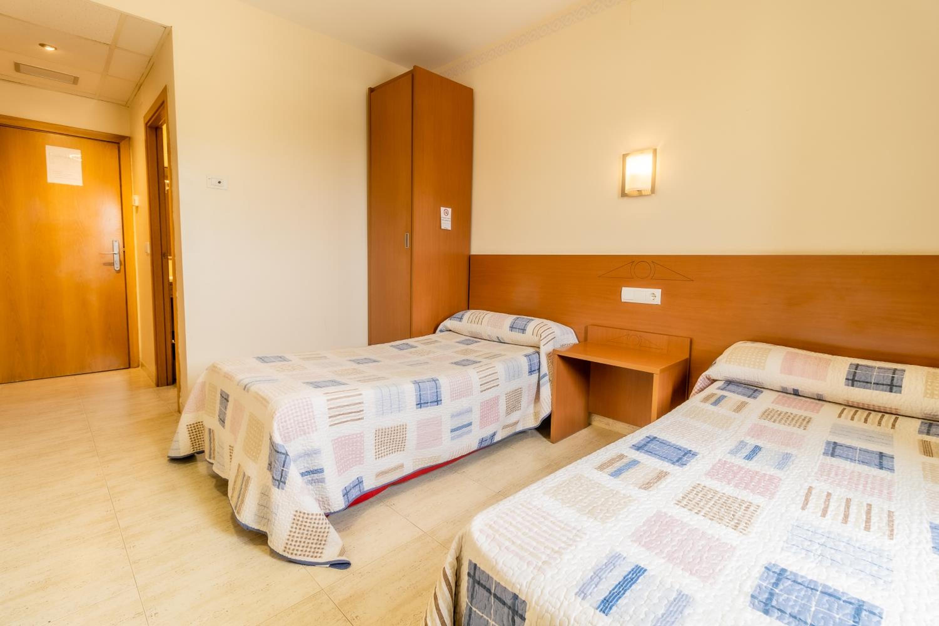 Twin Room - Photo 2