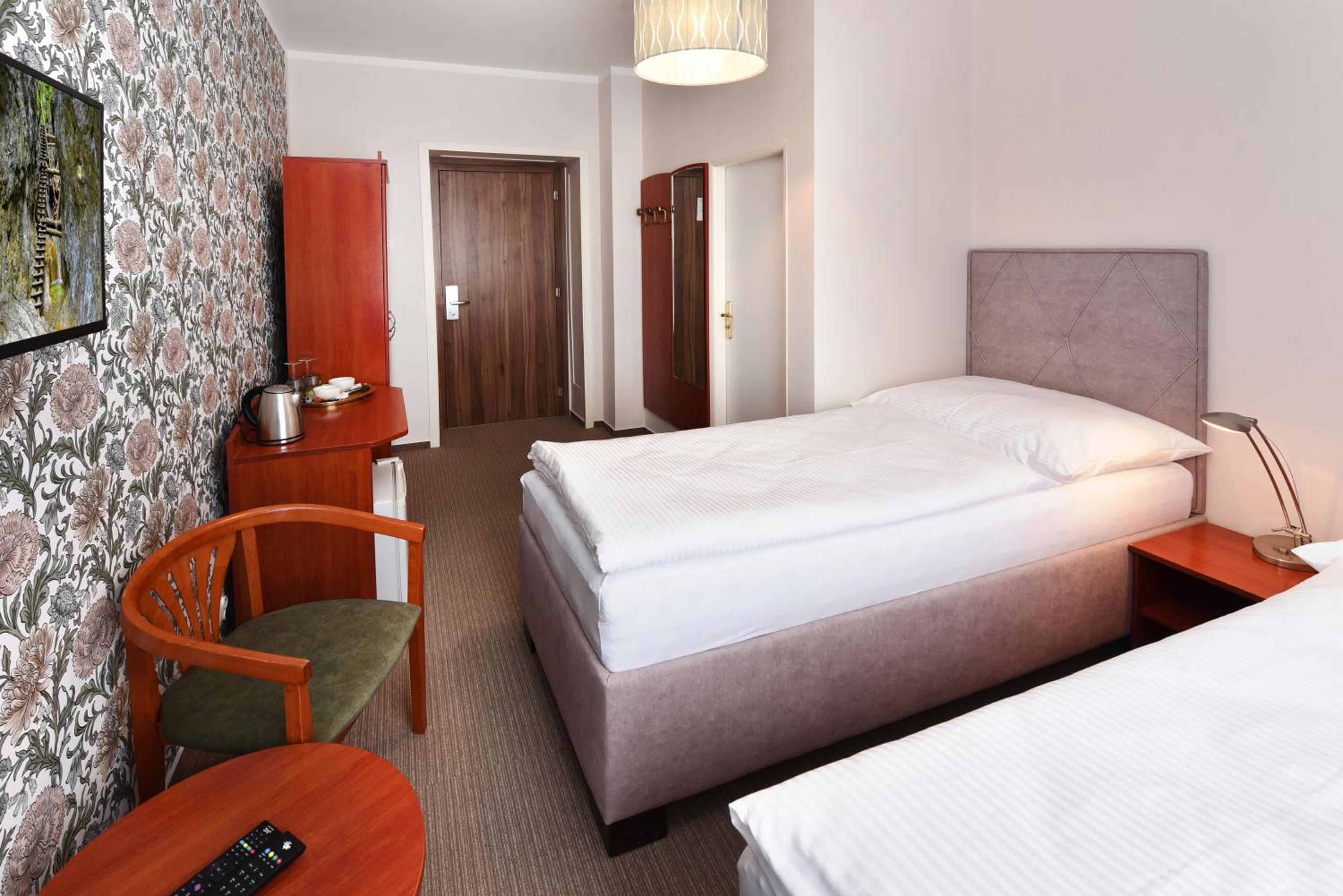 Twin Room - Photo 3