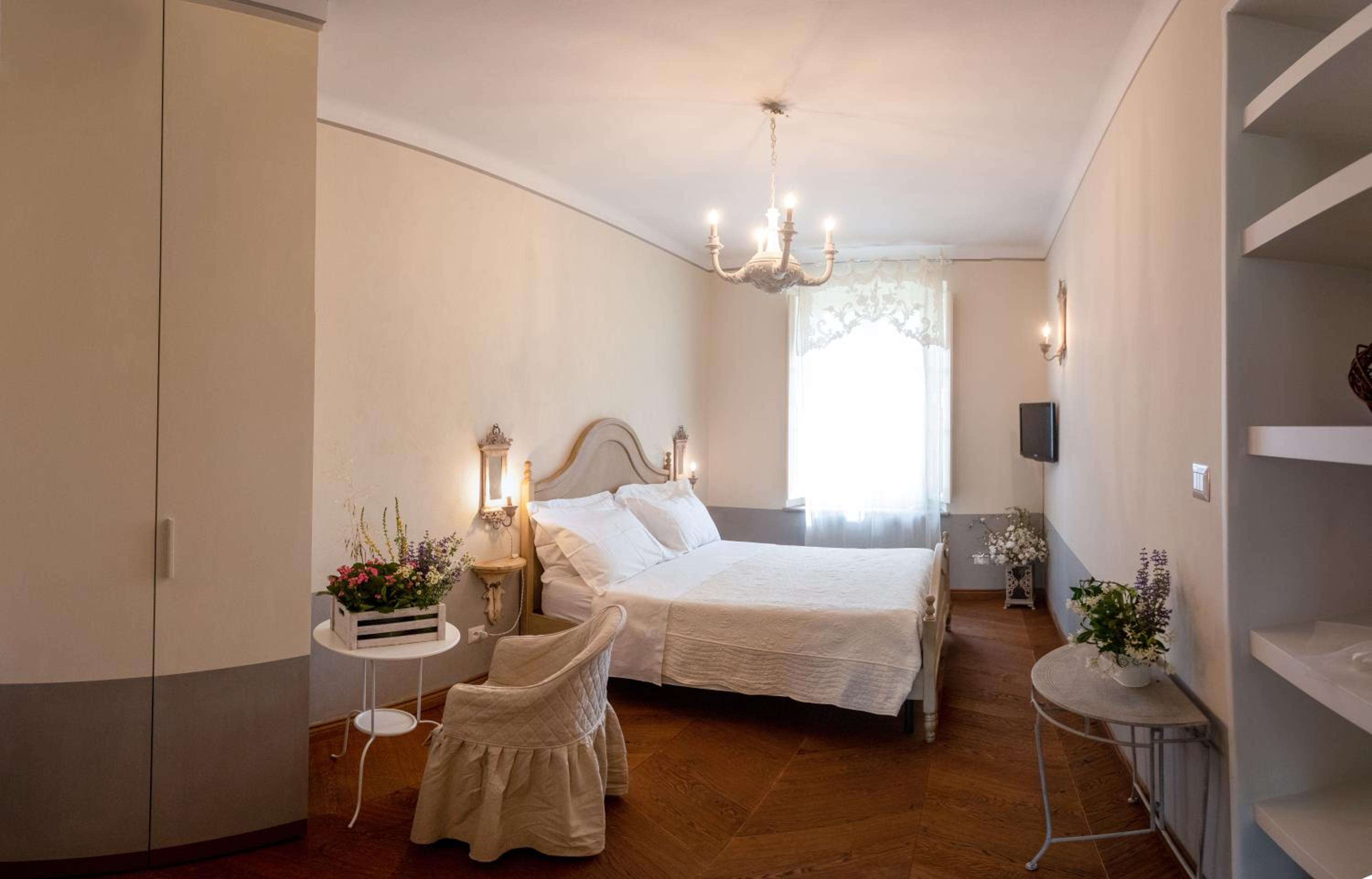 Deluxe Double Room with Bath photo 3