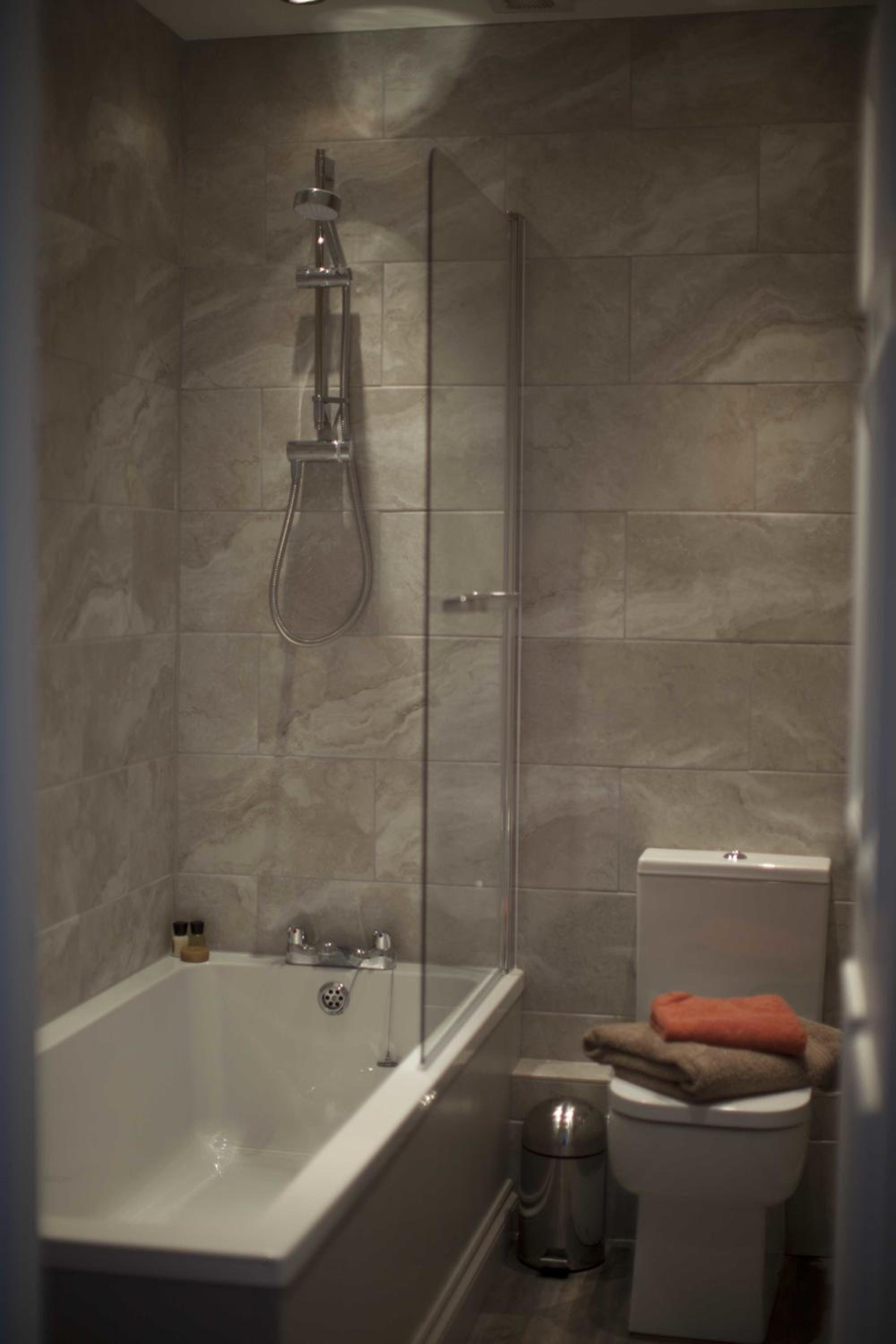 Queen Room with Ensuite - Photo 2