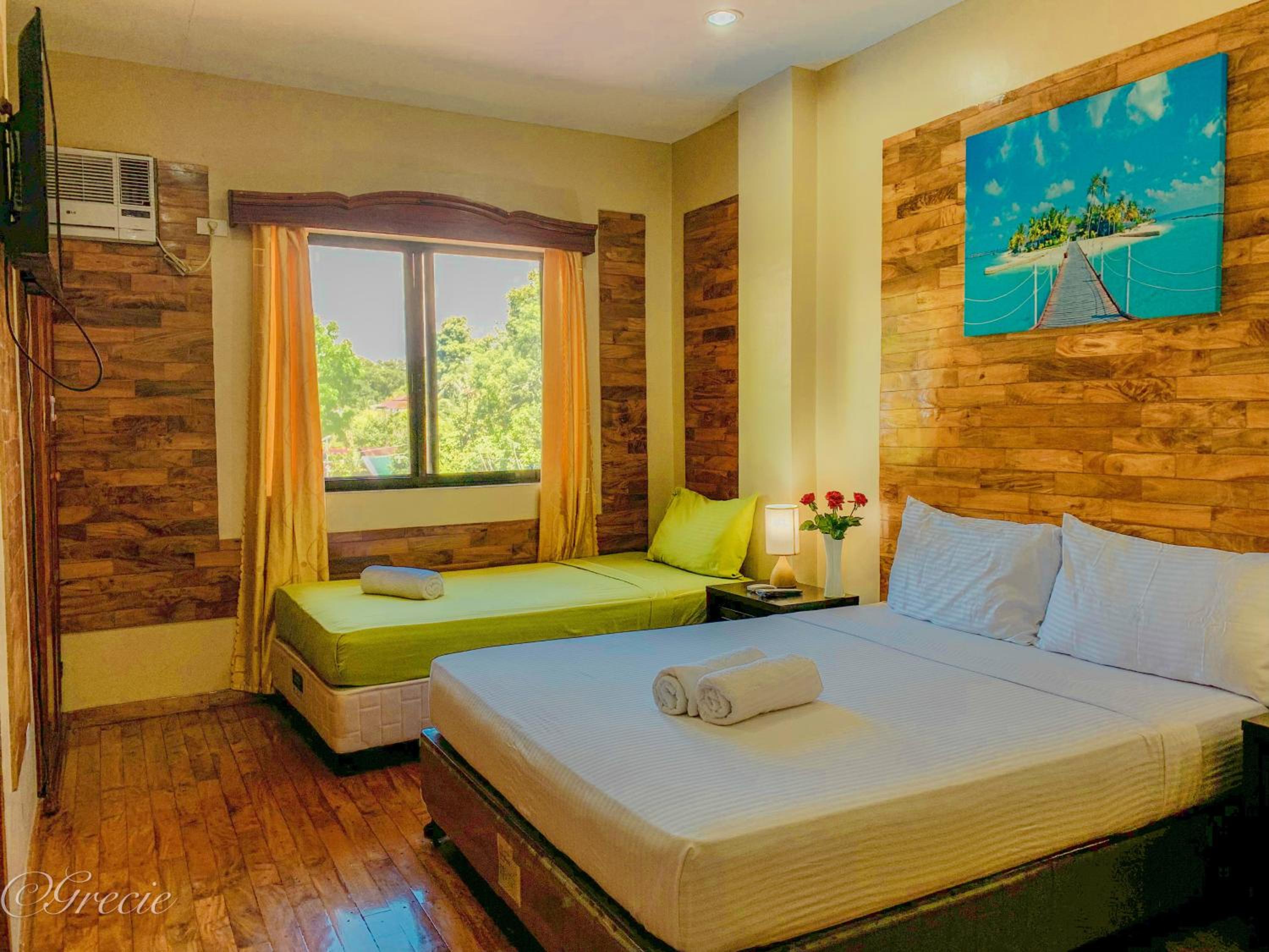 Suite with Balcony - Photo 2
