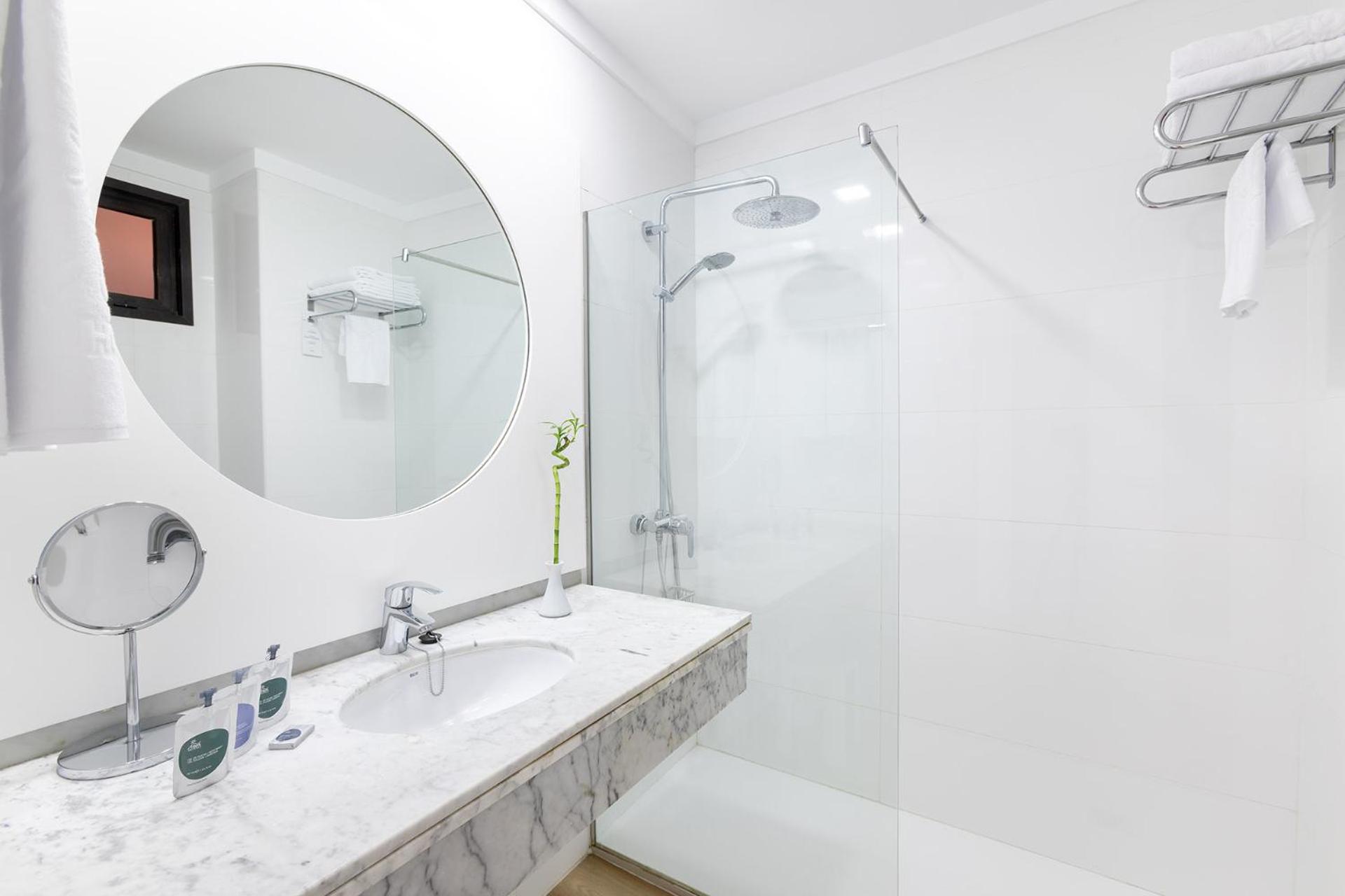 Double or Twin Room - Photo 4
