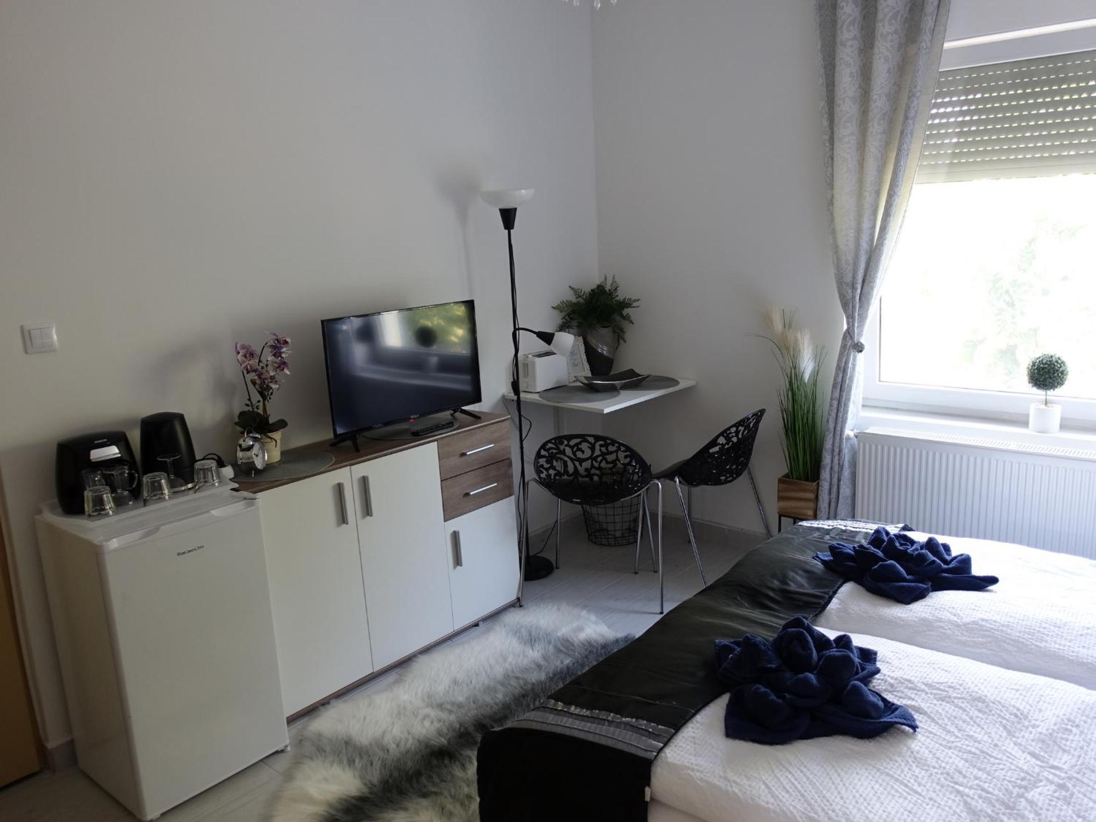 Twin Room with Private Bathroom photo 2