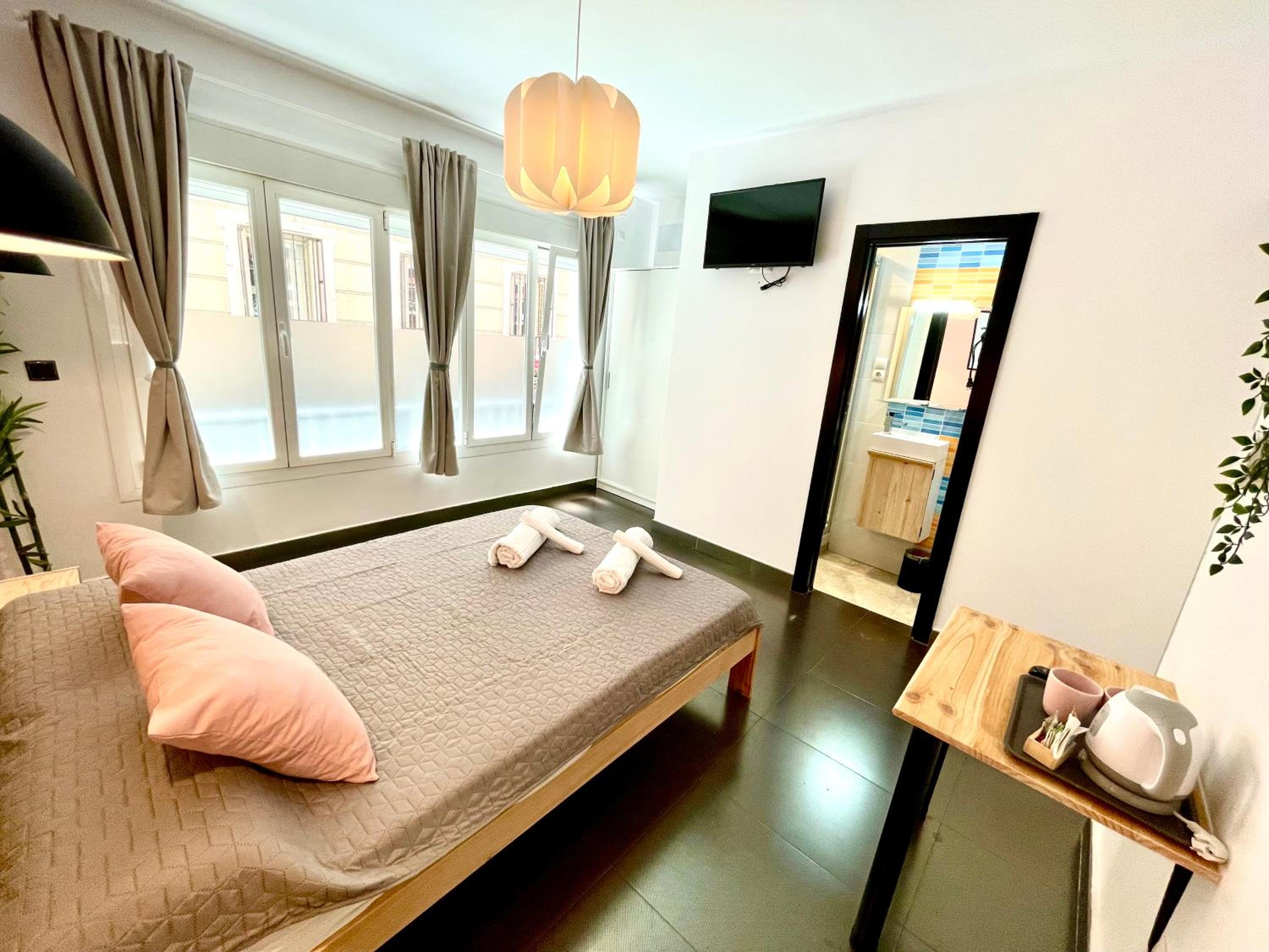 Large Double Room - Photo 5