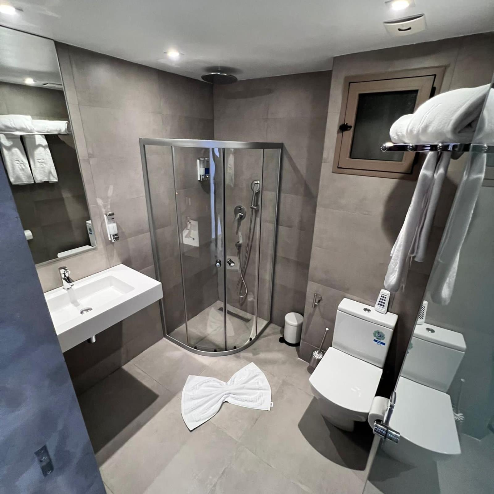Deluxe Room (2 Adults + 1 Child)