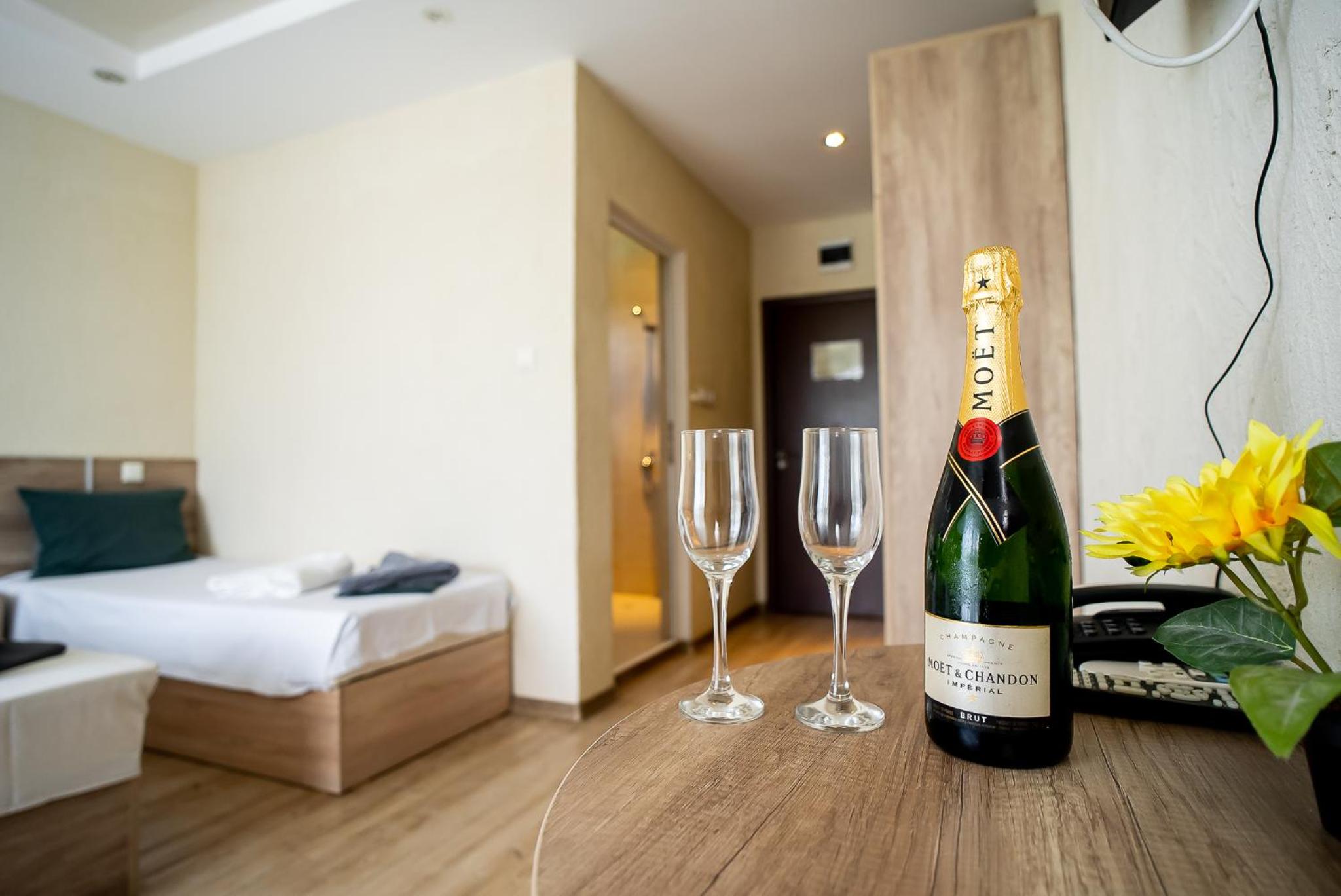 Double or Twin Room with Balcony - Photo 1
