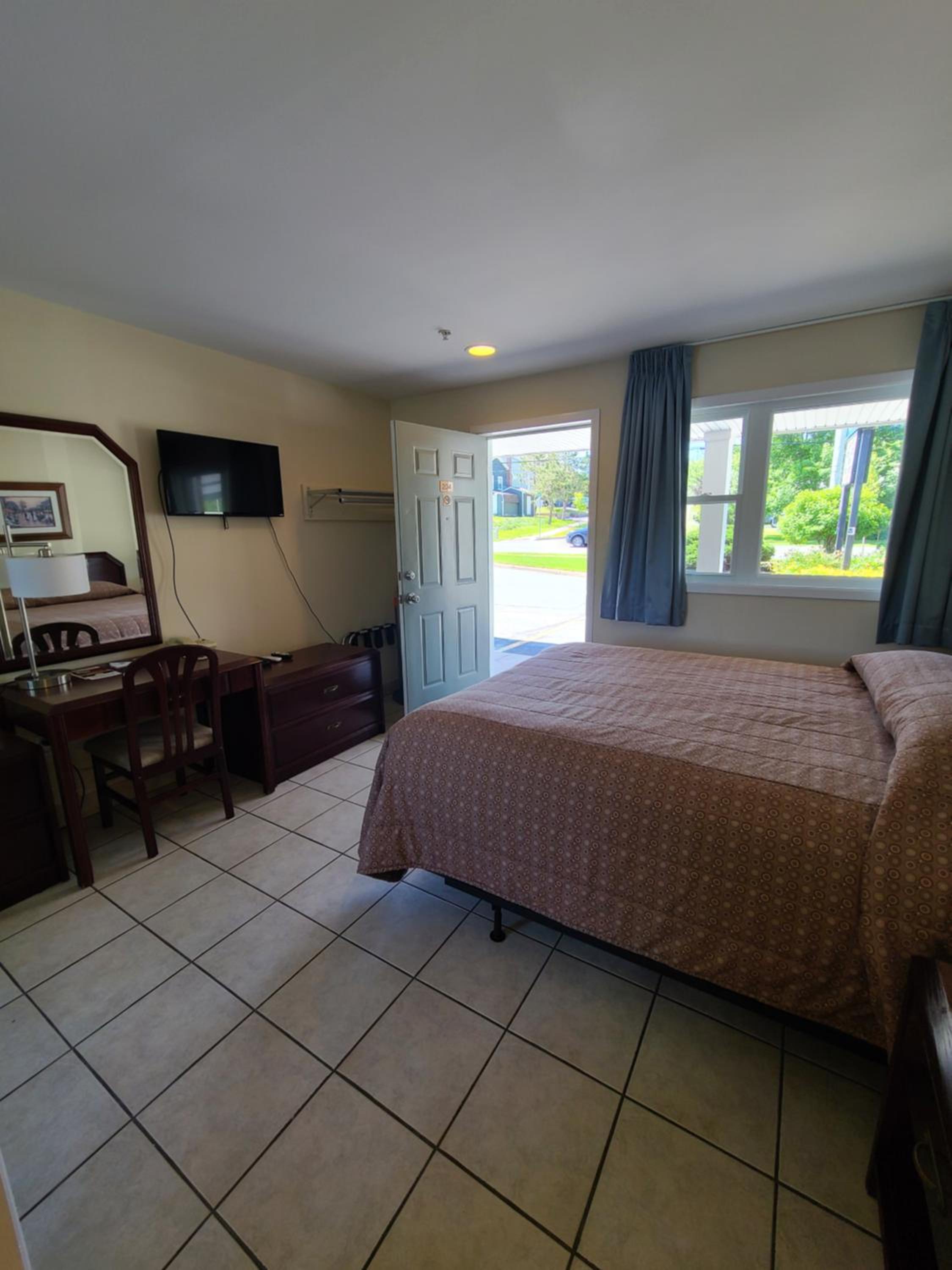 Queen Room with Fridge & Microwave - Non-Smoking photo 3