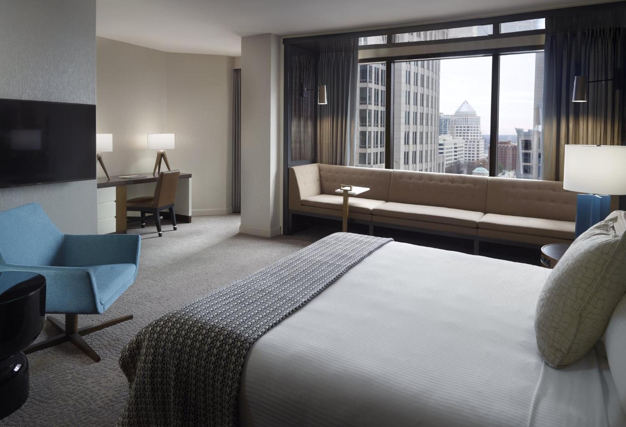 Premier Executive Room with King Bed - Photo 3