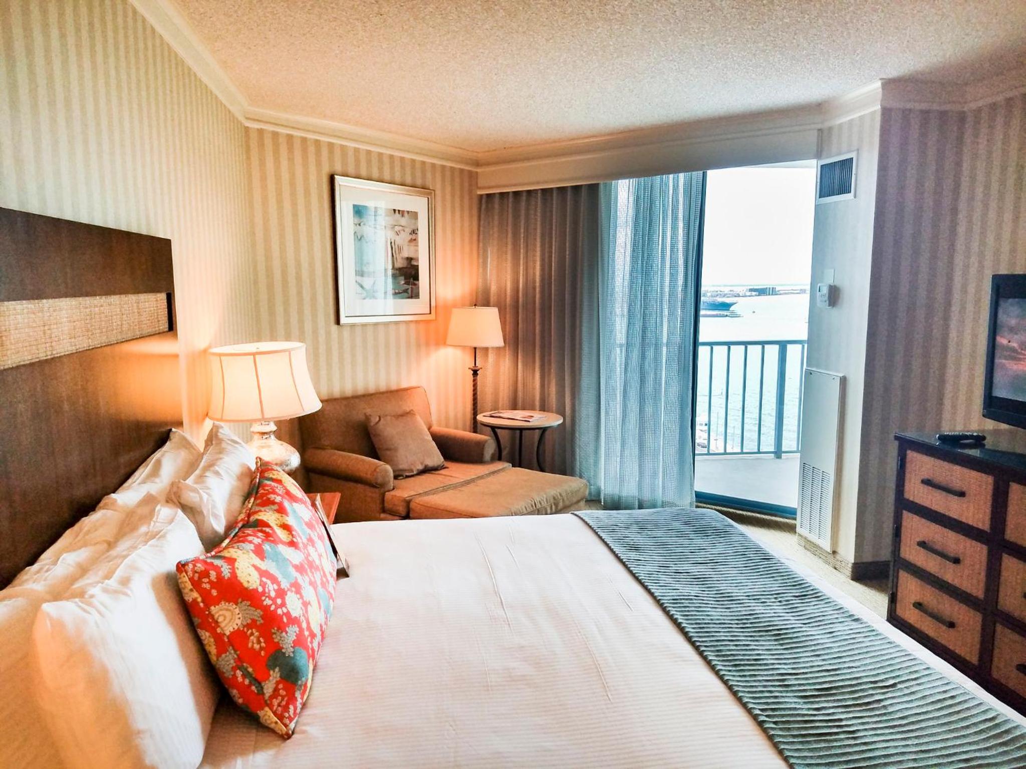 Deluxe Room - 1 King Bed - Photo 2