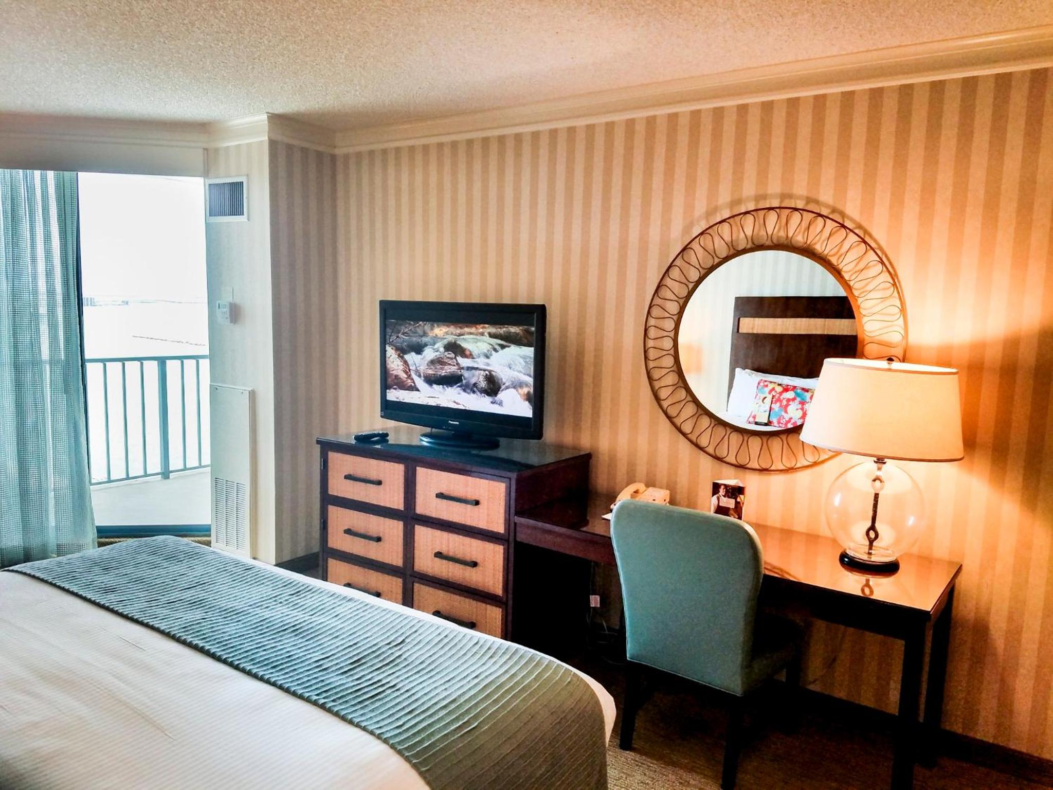 Deluxe Room - 1 King Bed - Photo 5