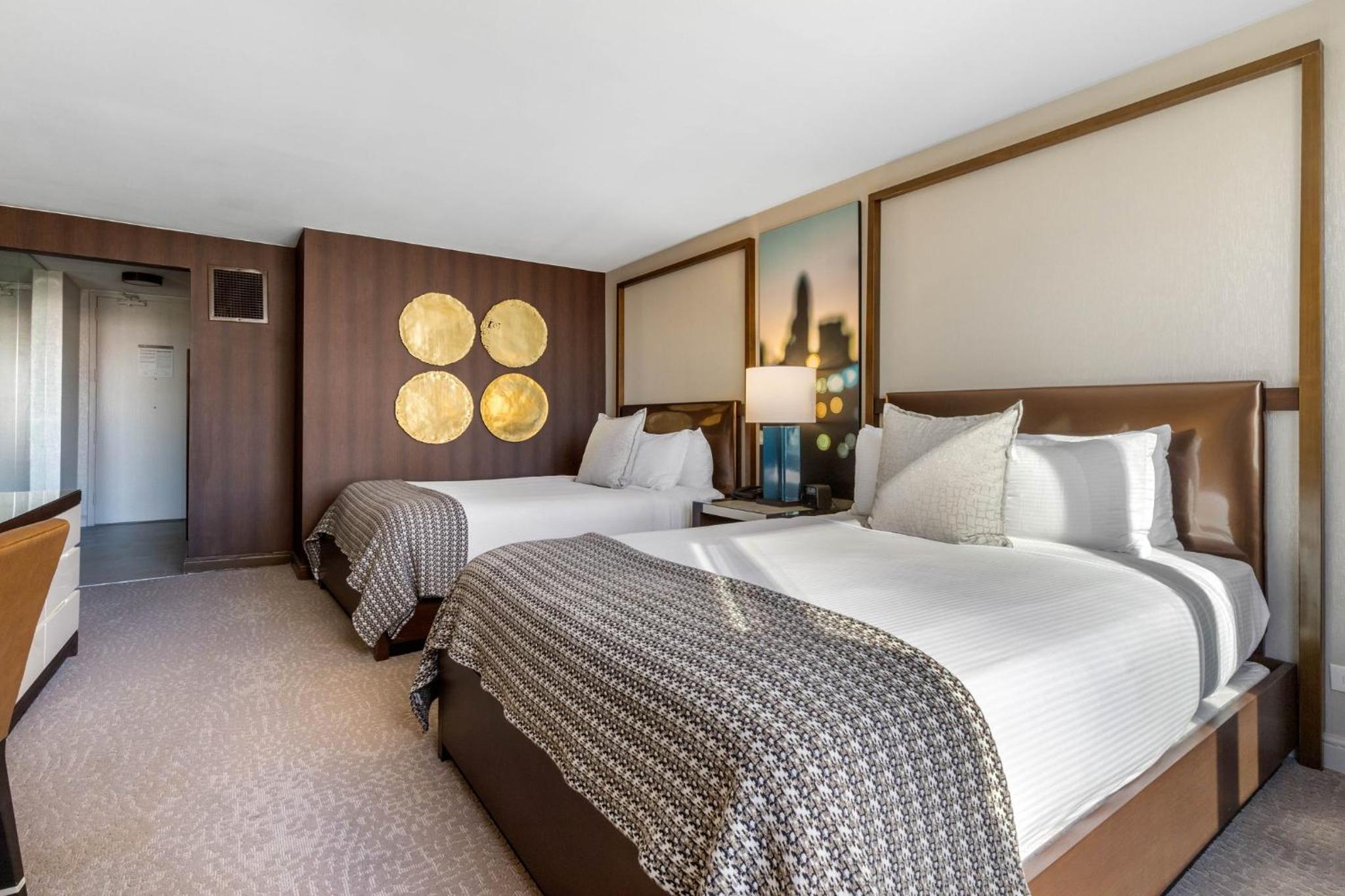 Premier Executive Room - 2 Queen Beds - Photo 4