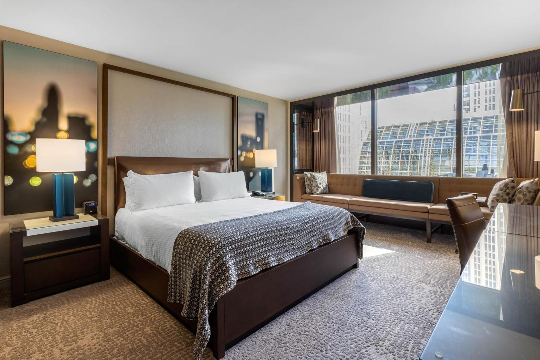 Premier Executive Room with King Bed - Photo 4