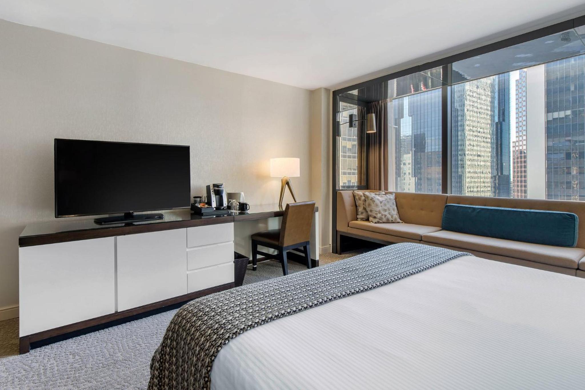 Deluxe Room - 1 King Bed - Photo 4