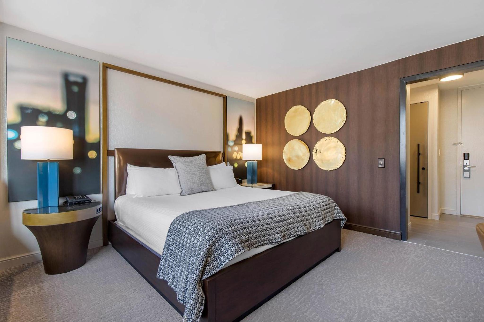 Deluxe Room - 1 King Bed - Photo 3