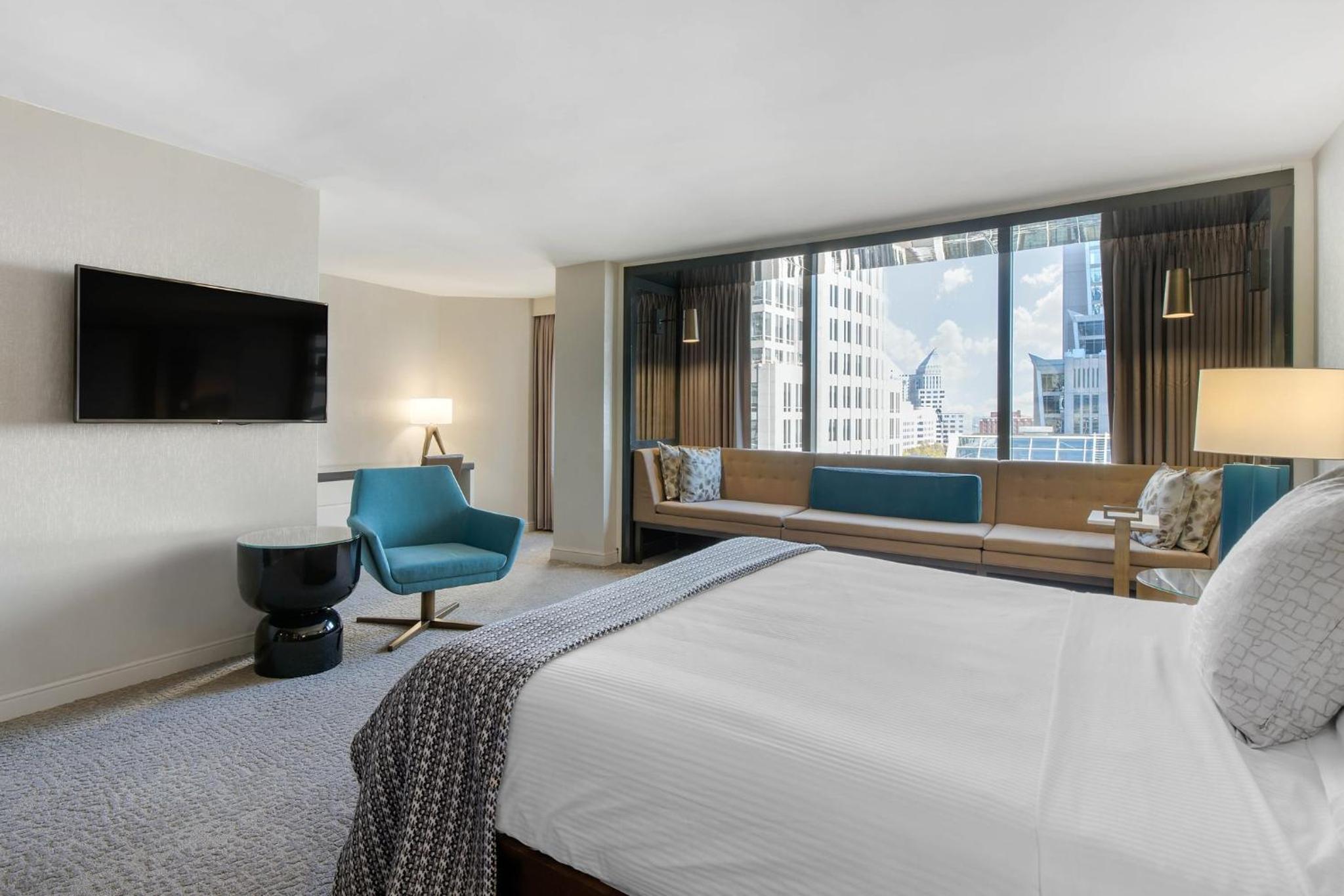 Premier Executive Room with King Bed - Photo 6