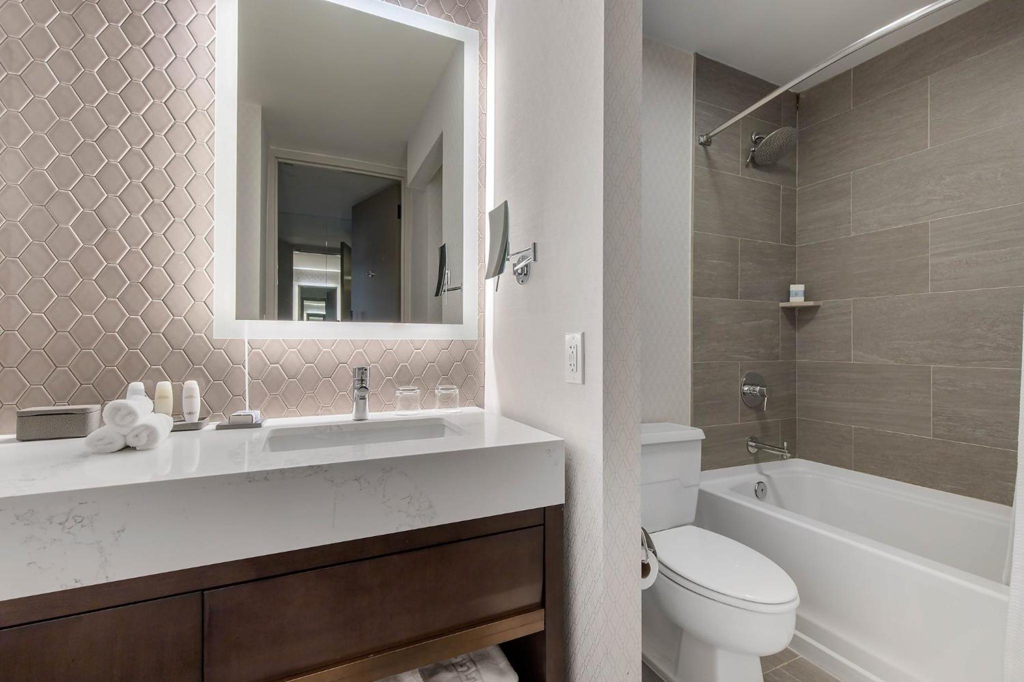 Premier Executive Room with King Bed - Photo 8