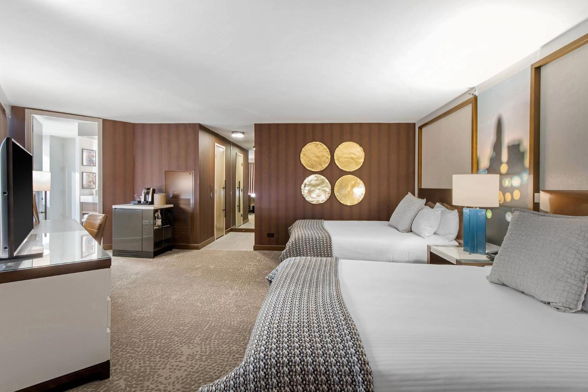 Premier Executive Room - 2 Queen Beds - Photo 7