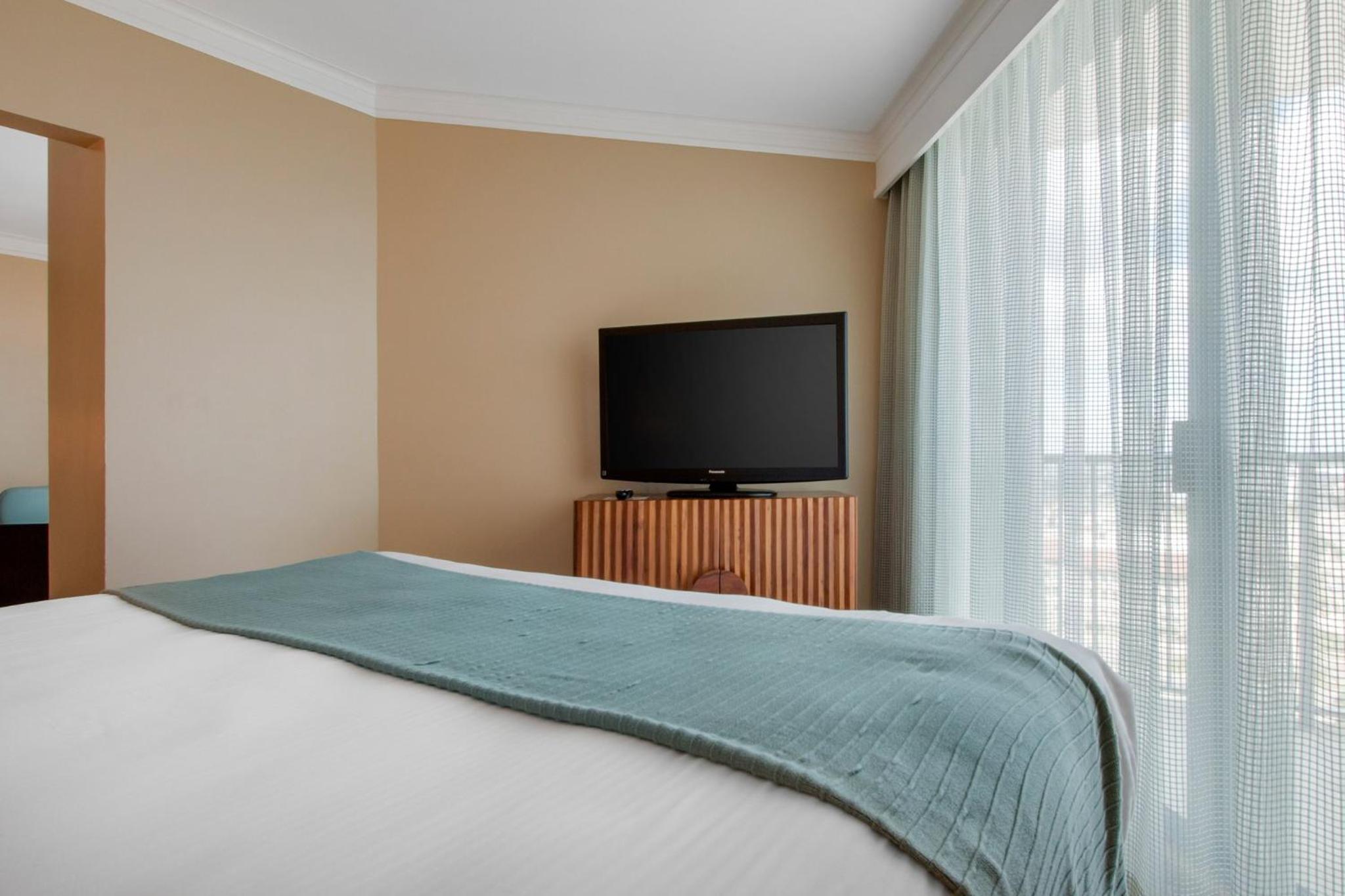 Executive Suite - 1 King Bed - Photo 4